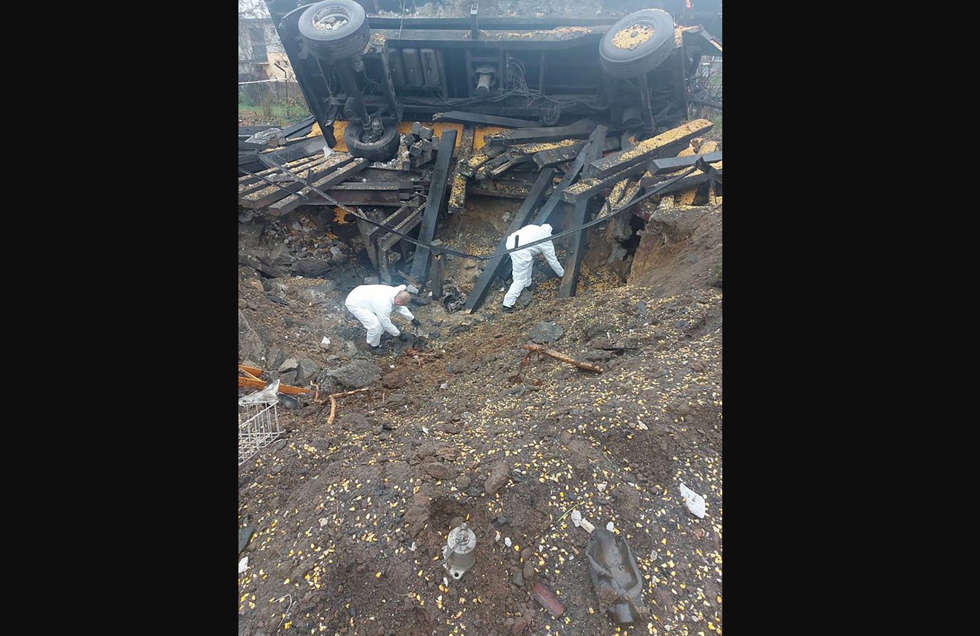 Tim forensik kepolisian Polandia menyelidiki lokasi jatuhnya rudal di wilayah mereka.