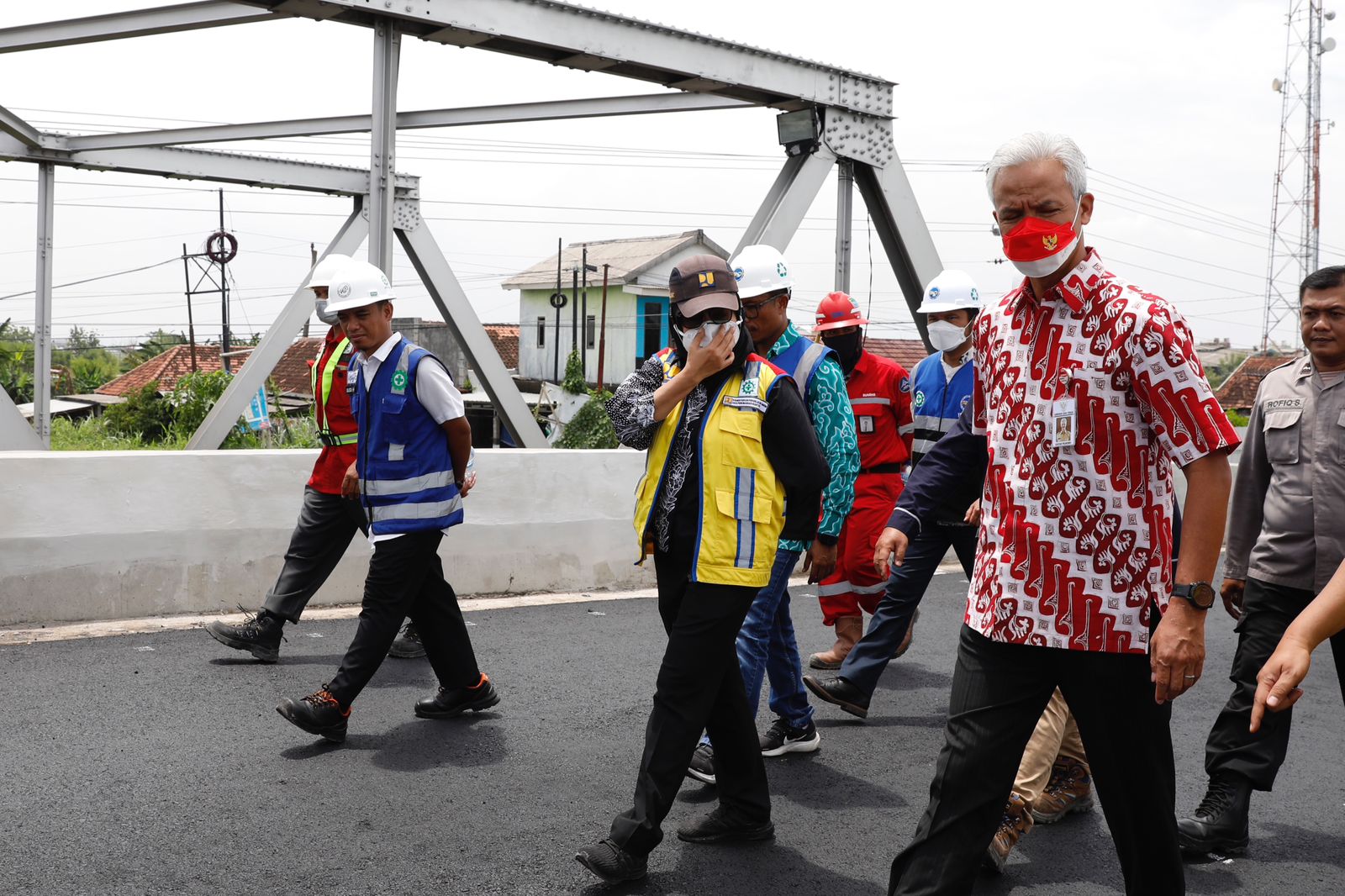 Gubernur Jateng Ganjar Pranowo saat meninjau Jembatan Wonokerto, Kabupaten Demak, Kamis (17/11/2022)