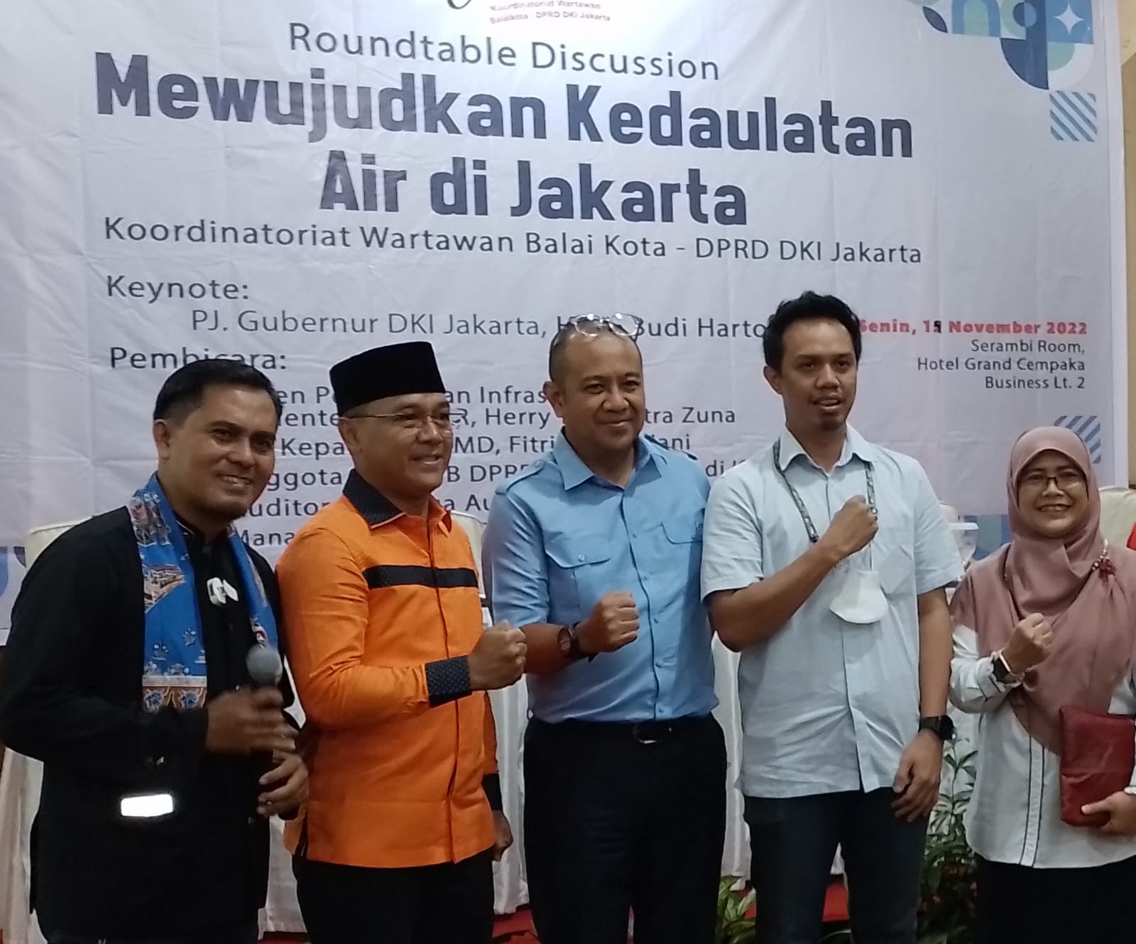 Dirut Perumda PAM Jaya, Arief Nasrudin, (tengah) bersama anggota DPRD DKI, Adi Kurnia Setiadi, (kiri) dan Ketua Koordinatorat Wartawan Balai