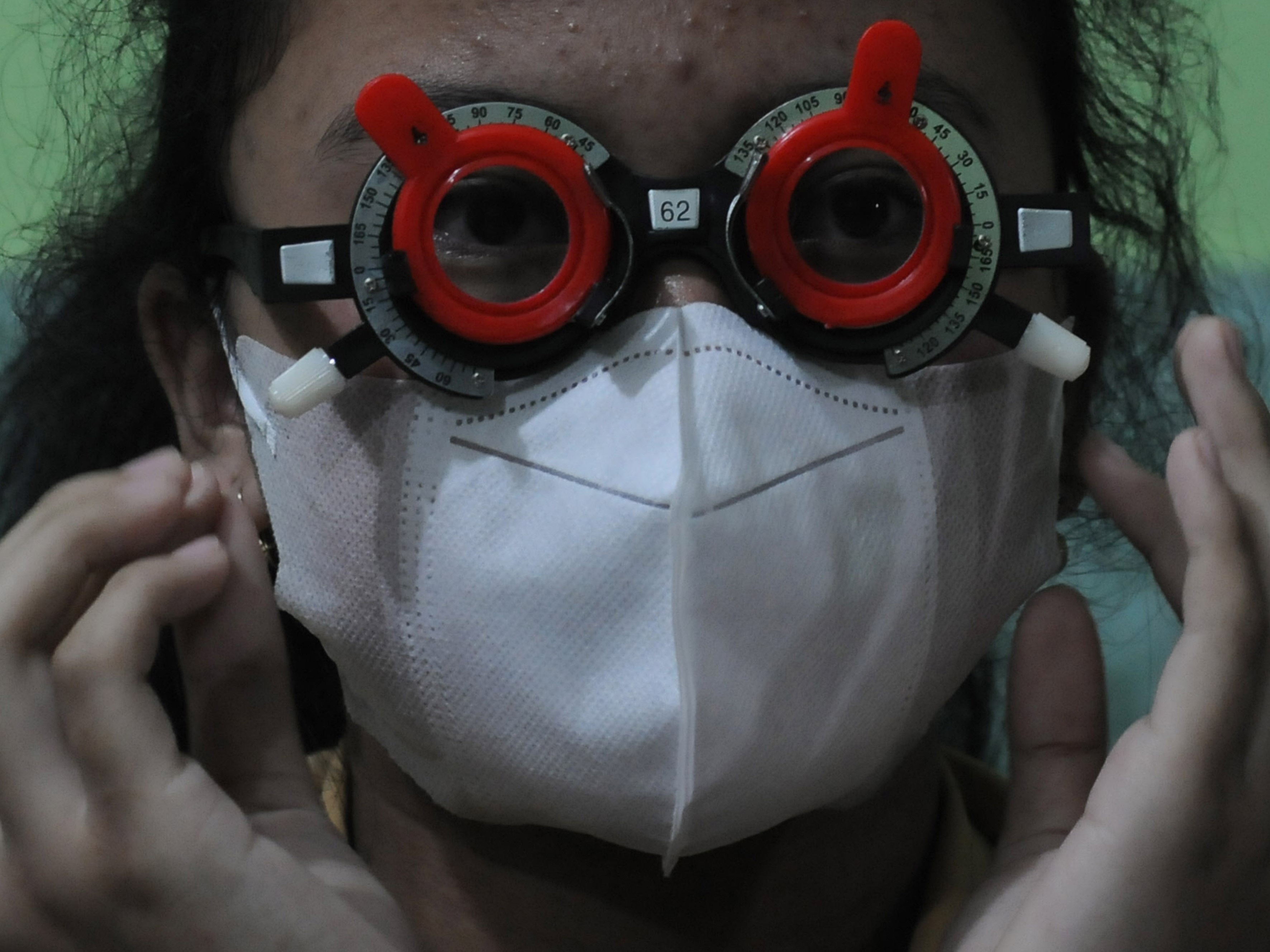 Siswa SD Negeri Kumpulrejo 2 mengikuti pemeriksaan mata saat pelaksanaan Gerakan Sejuta Kacamata untuk Indonesia di Salatiga, Jawa Tengah.