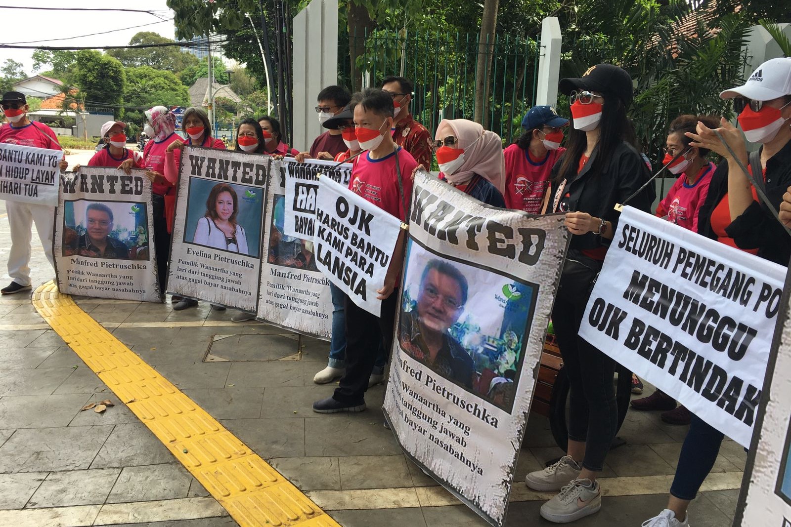 PARA korban dalam kasus Wanaartha Life menggelar aksi demo damai di Jalan Medan Merdeka Barat, Jakarta Pusat, Senin (21/11).