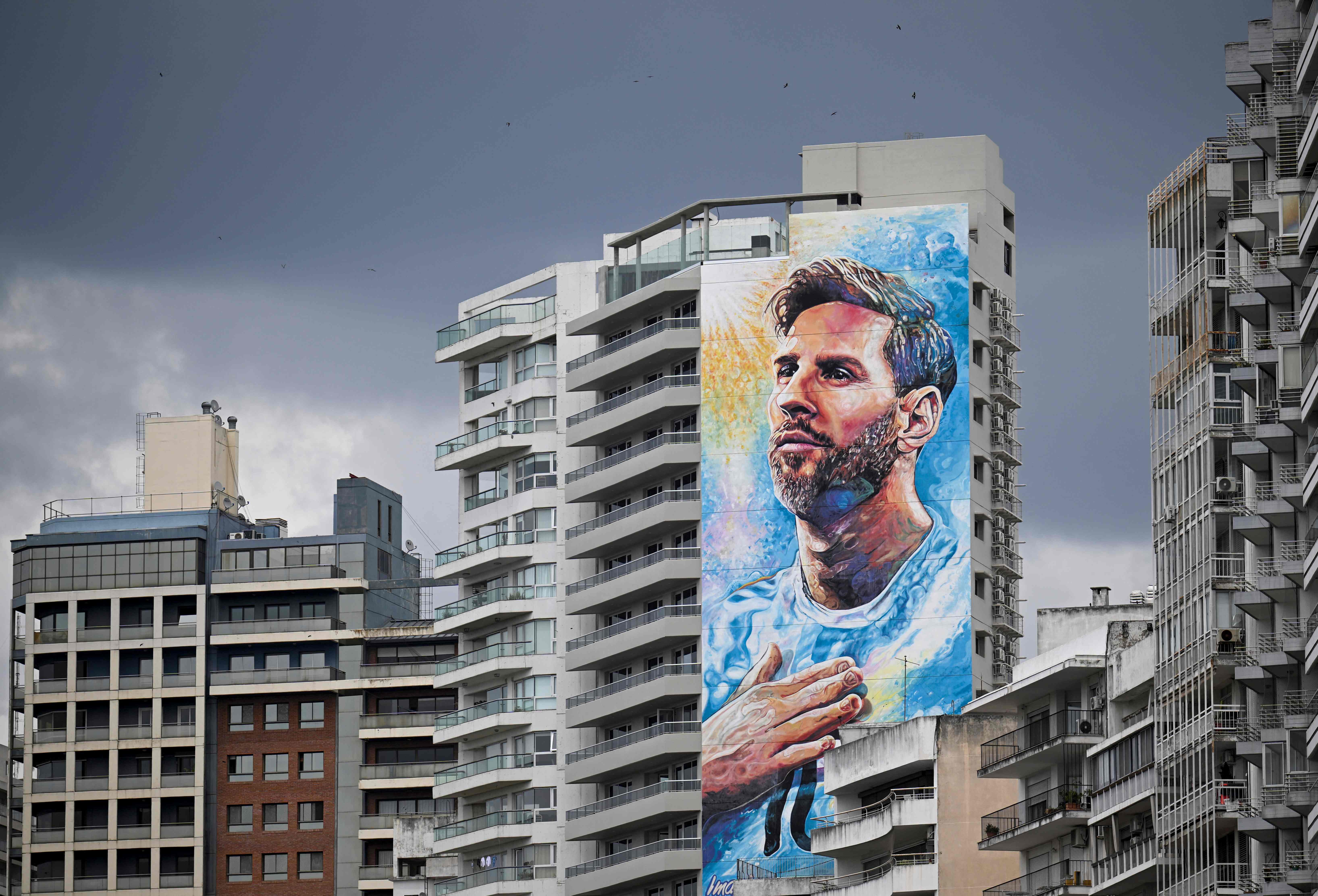 Mural bintang sepak bola asal Argentina, Lionel Messi, terpasang di sebuah bangunan.