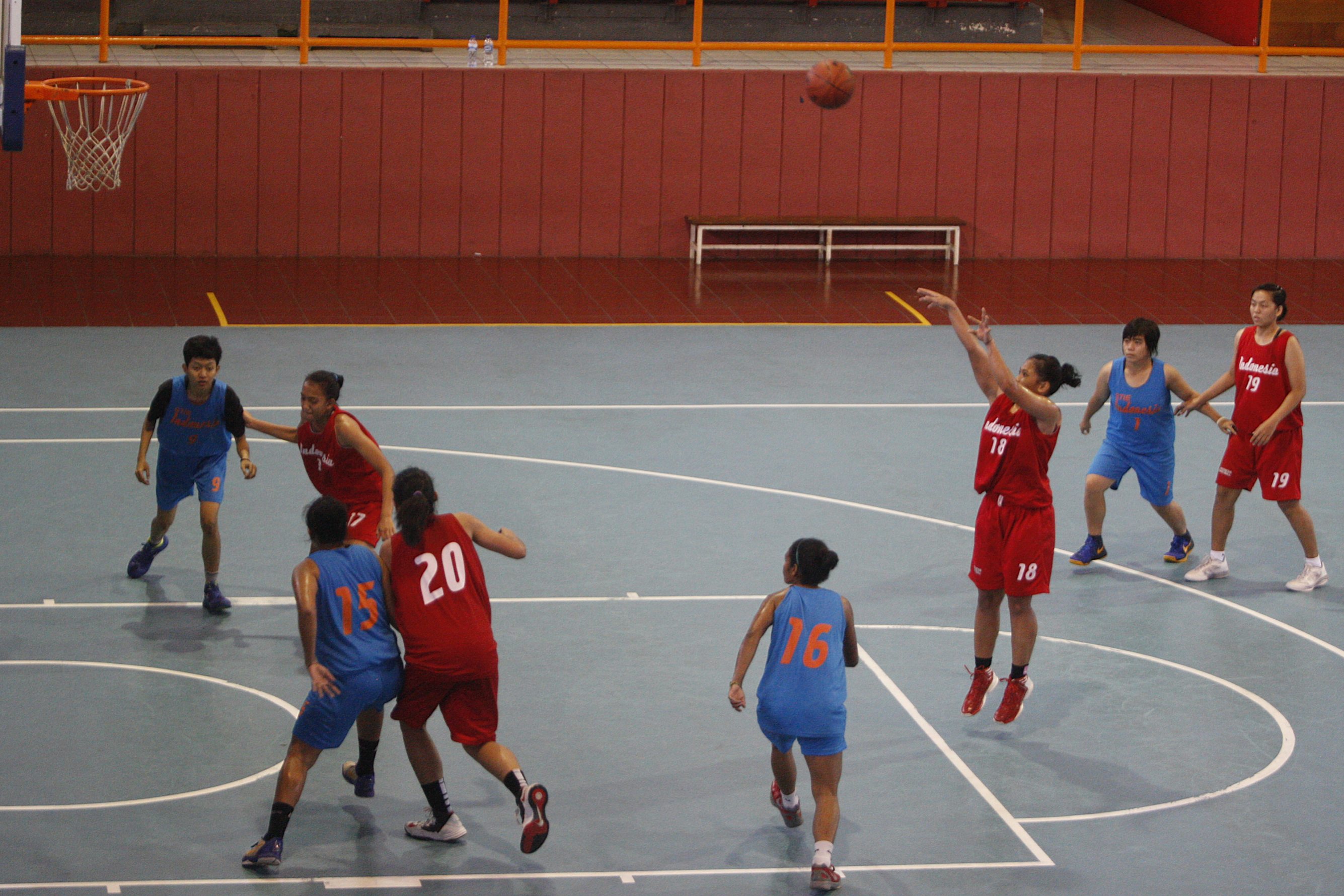 Para pemain timnas bola basket putri Indonesia berlatih di Hall Basket, Senayan, Jakarta.