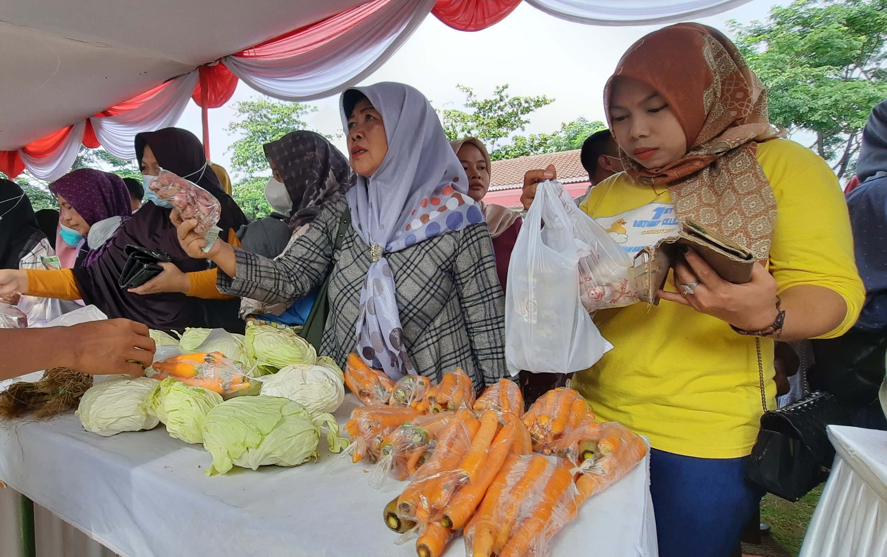 Kalangan ibu rumah tangga di Kabupaten Cianjur, Jawa Barat, menyerbu Gelar Pangan Murah di halaman Setda Kabupaten Cianjur, Rabu (16/11). 