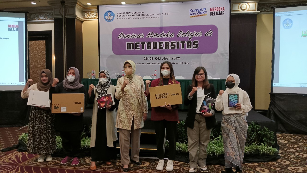 Penghargaan pemenang Metaveristas yang digelar Ditjen DIkti Kemendikbudristek
