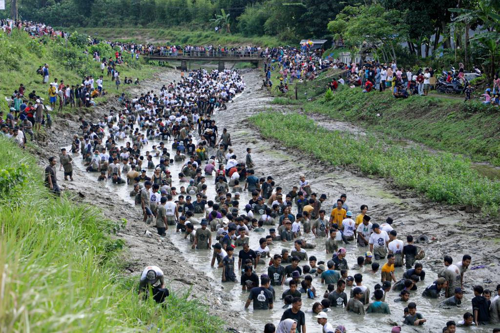 Ribuan warga ikut lomba tangkap ikan di Sungai Ci Durian di Kecamatan Solear, Kabupaten Tangerang, Provinsi Banten, Minggu (13/11/2022)