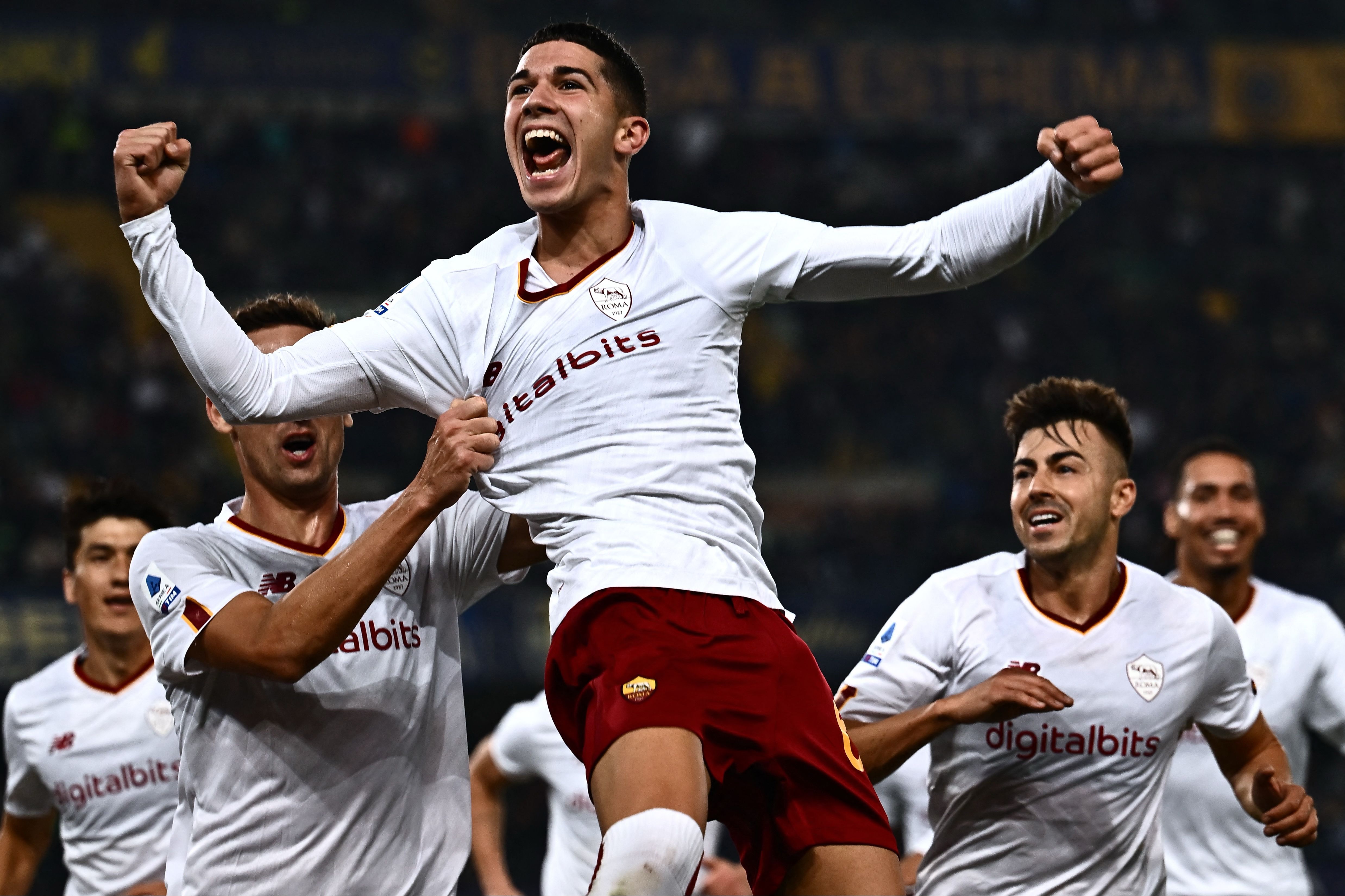Penyerang AS Roma Christian Volpato (tengah) melakukan selebrasi usai mencetak gol ke gawang Verona di laga Serie A.