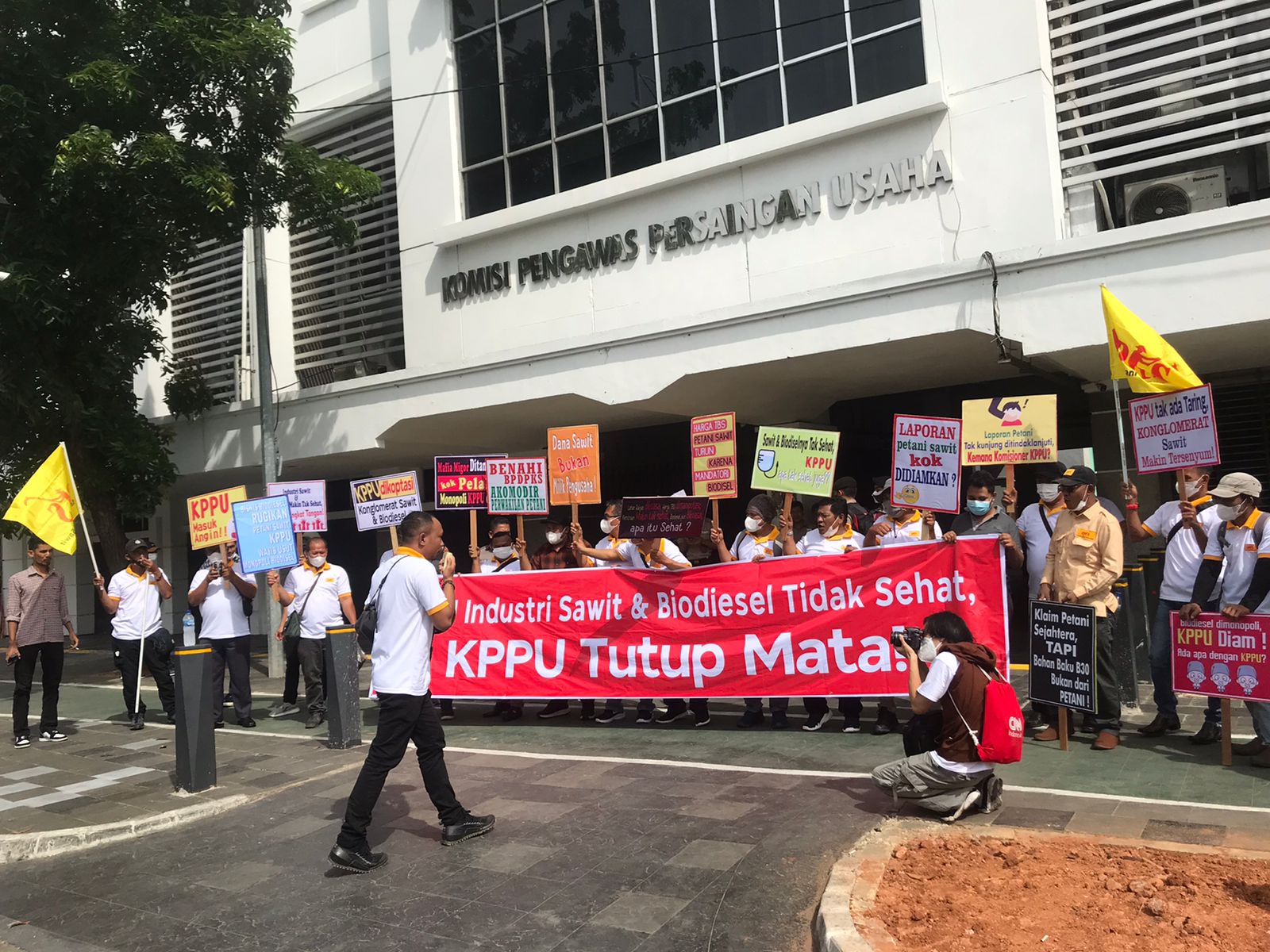 Serikat Petani Kelapa Sawit (SPKS) berunjuk rasa di depan di Kantor Komisi Pengawas Persaingan Usaha (KPPU), Jakarta, Selasa (15/11).