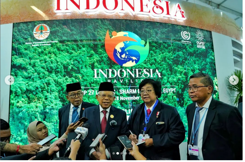 Menteri LHK Siti Nurbaya (ketiga dari kiri) menerima kunjungan Wakil Presiden Ma'ruf Amin di Paviliun Indonesia COP-27 Mesir.