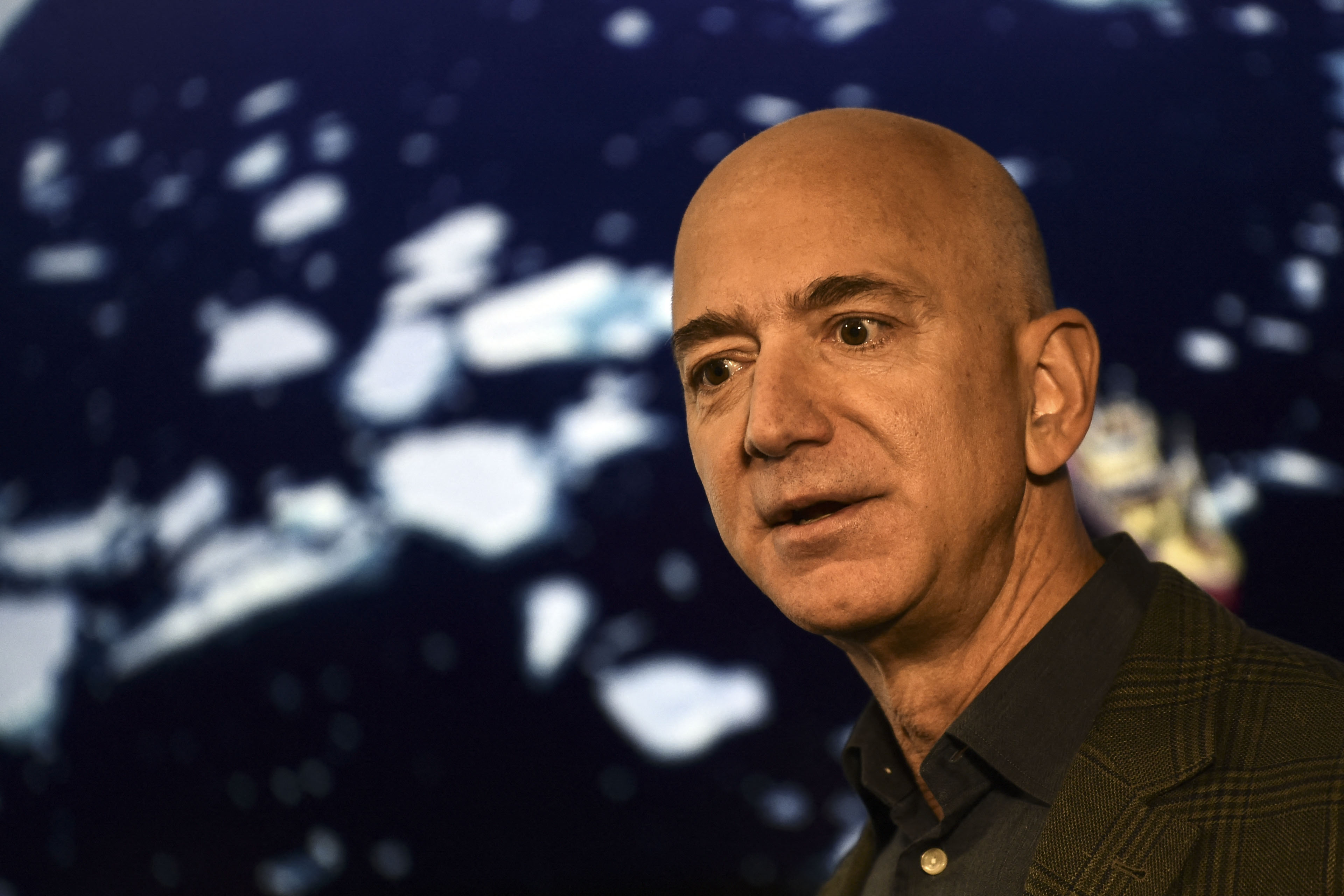 Pendiri Amazon Jeff Bezos saat menjadi pembicara.