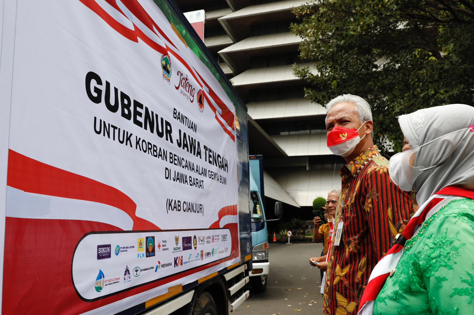 Gubernur Jawa Tengah (Jateng) Ganjar Pranowo, memberangkatkan penyaluran bantuan senilai Rp1.870.615.837 untuk membantu korban bencana gempa