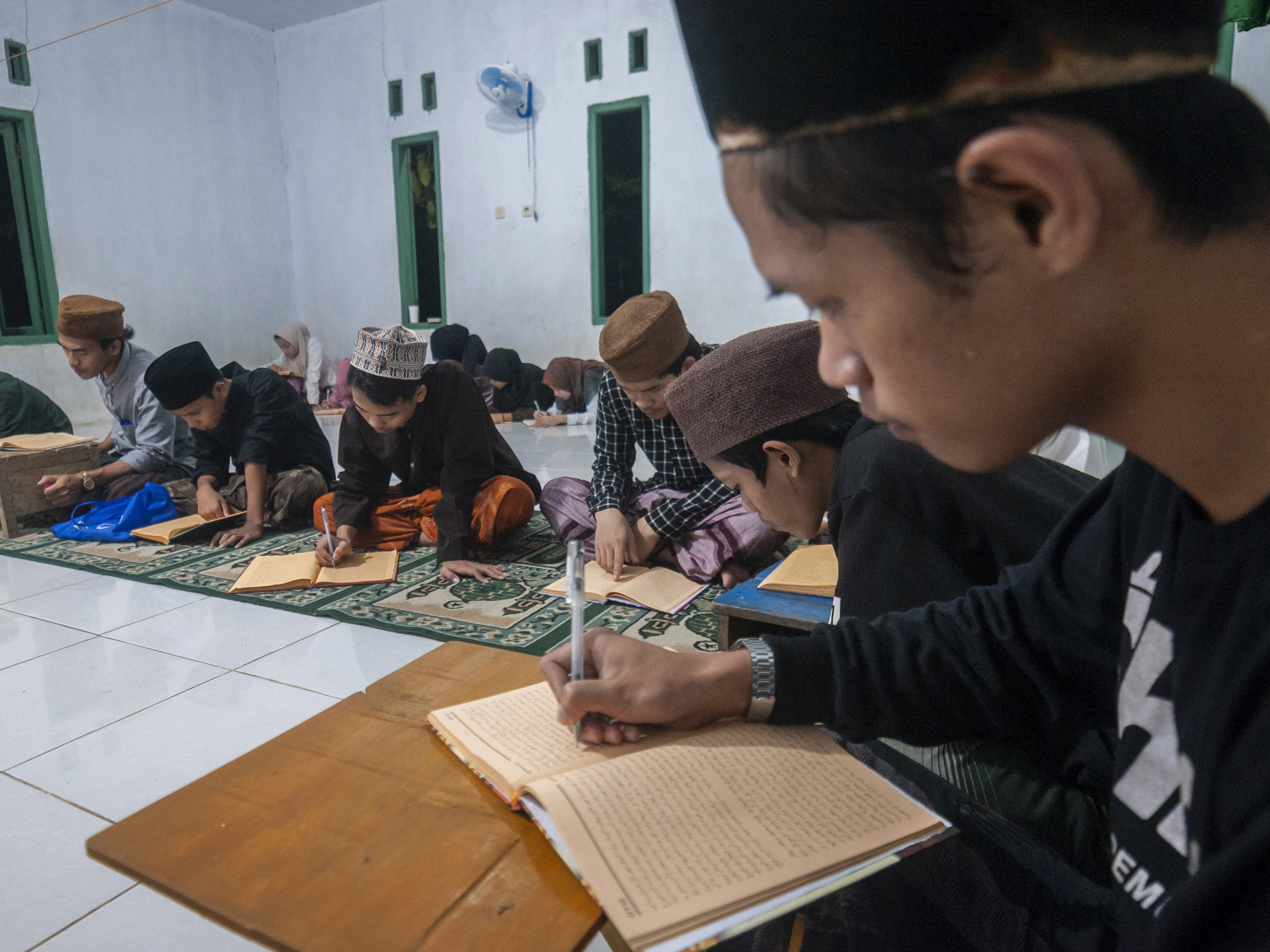 Santri mengikuti kajian kitab kuning di Ponpes Salafi Nurul Ihsan, Lebak, Banten, Kamis (14/4/2022).