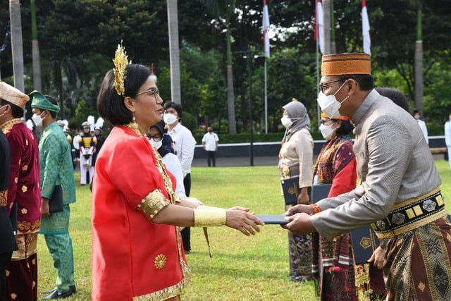 Menteri Keuangan Sri Mulyani memberikan penghargaan Nagara Dana Abyakta pada kantor Bea Cukai