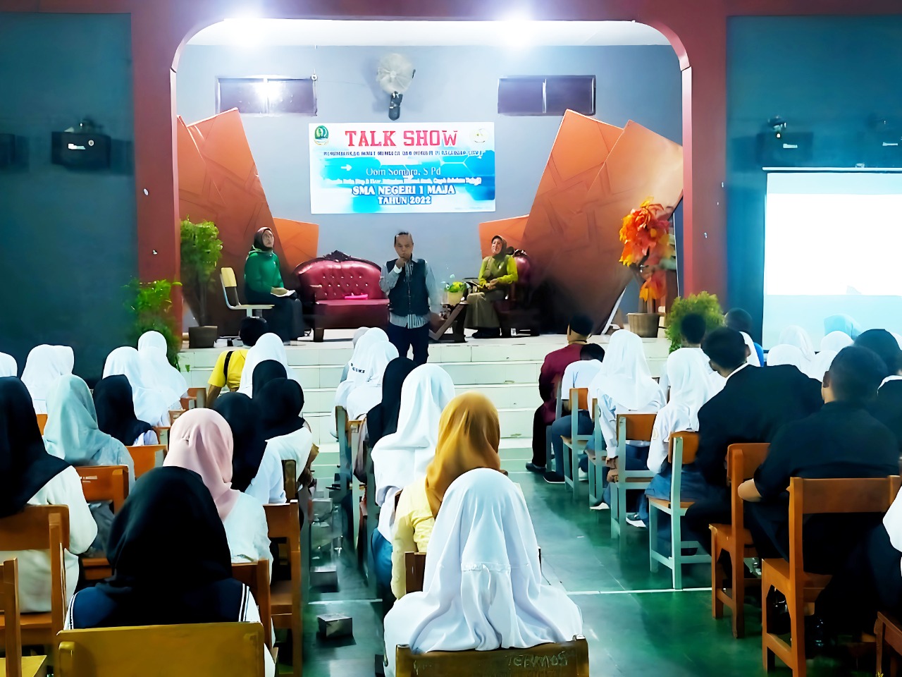 Seorang budayawan berbicara di depan siswa SMA di lingkungan Kantor Cabang Dinas Pendidikan IX Jawa Barat