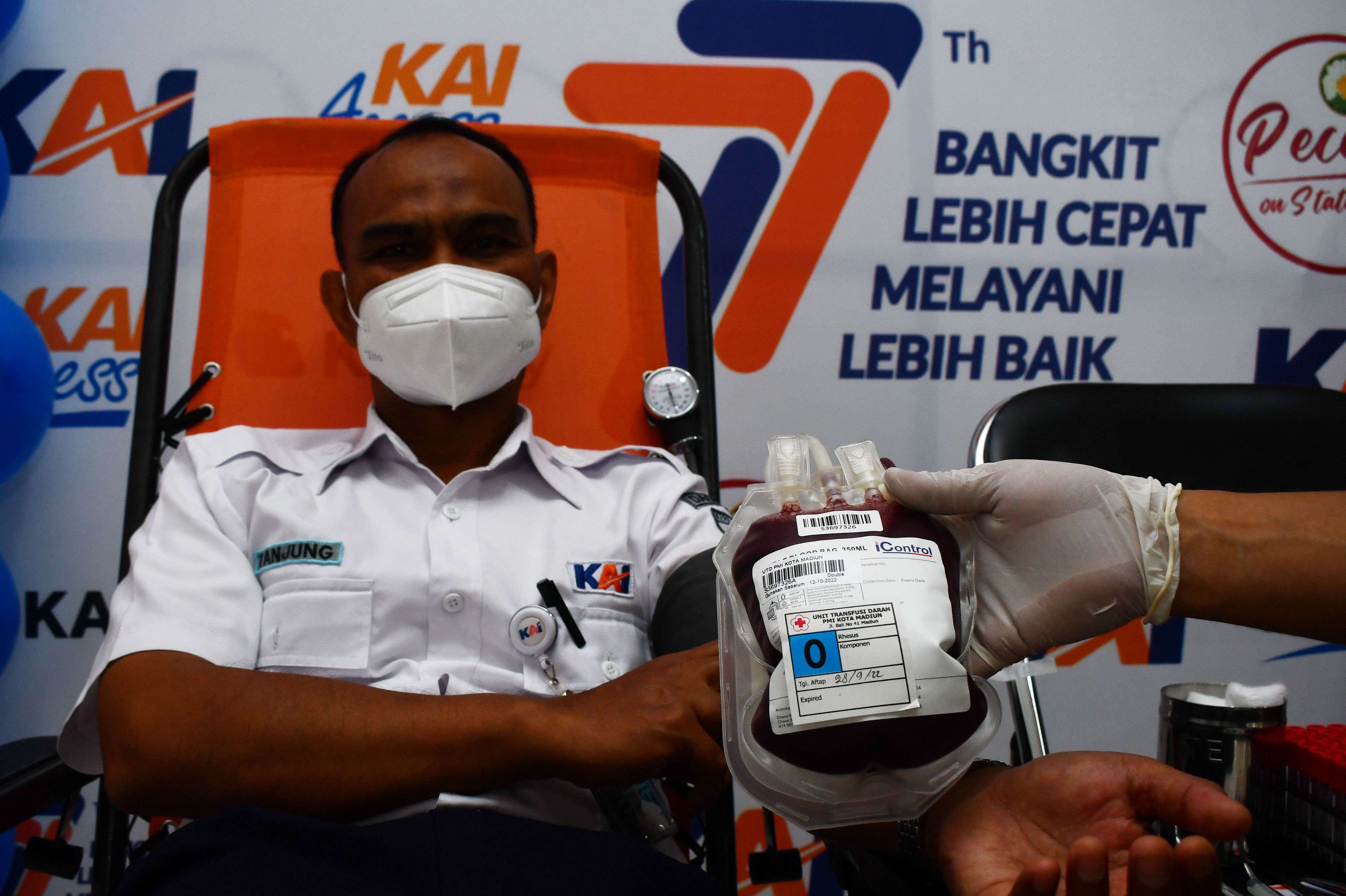 DONOR DARAH: Petugas PMI memperlihatkan kantong berisi darah dari pendonor saat donor darah di Madiun, Jawa Timur.