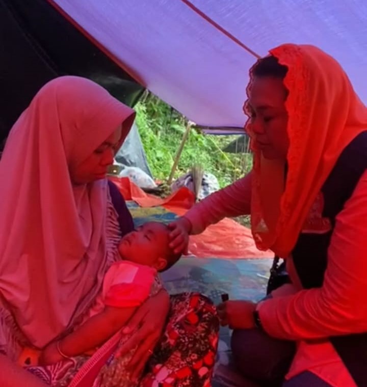 Yenny Wahid mengevakuasi bayi berusia 9 bulan yang mengalami cedera di kepala imbas tertimpa reruntuhan rumah, Rabu (23/11/2022)