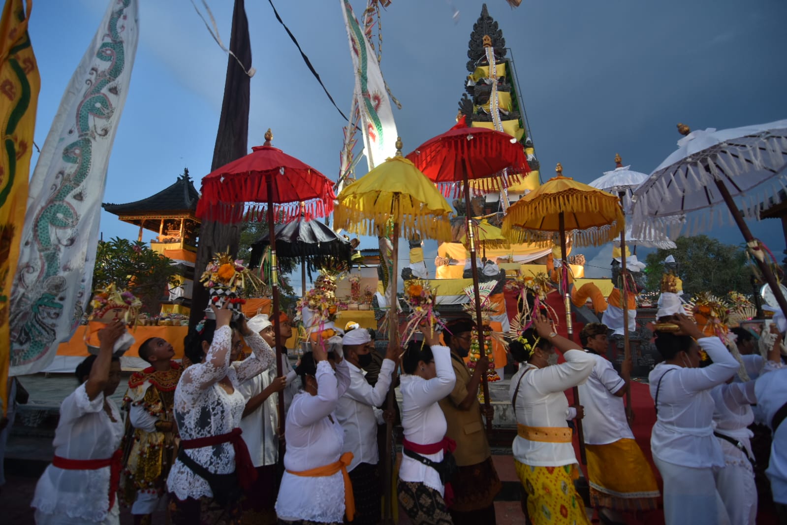 Suasana puncak peringatan Piodalan di Pura Agung Wana Kertha Jagatnatha Kota Palu, Sulteng, Selasa (8/11/22).