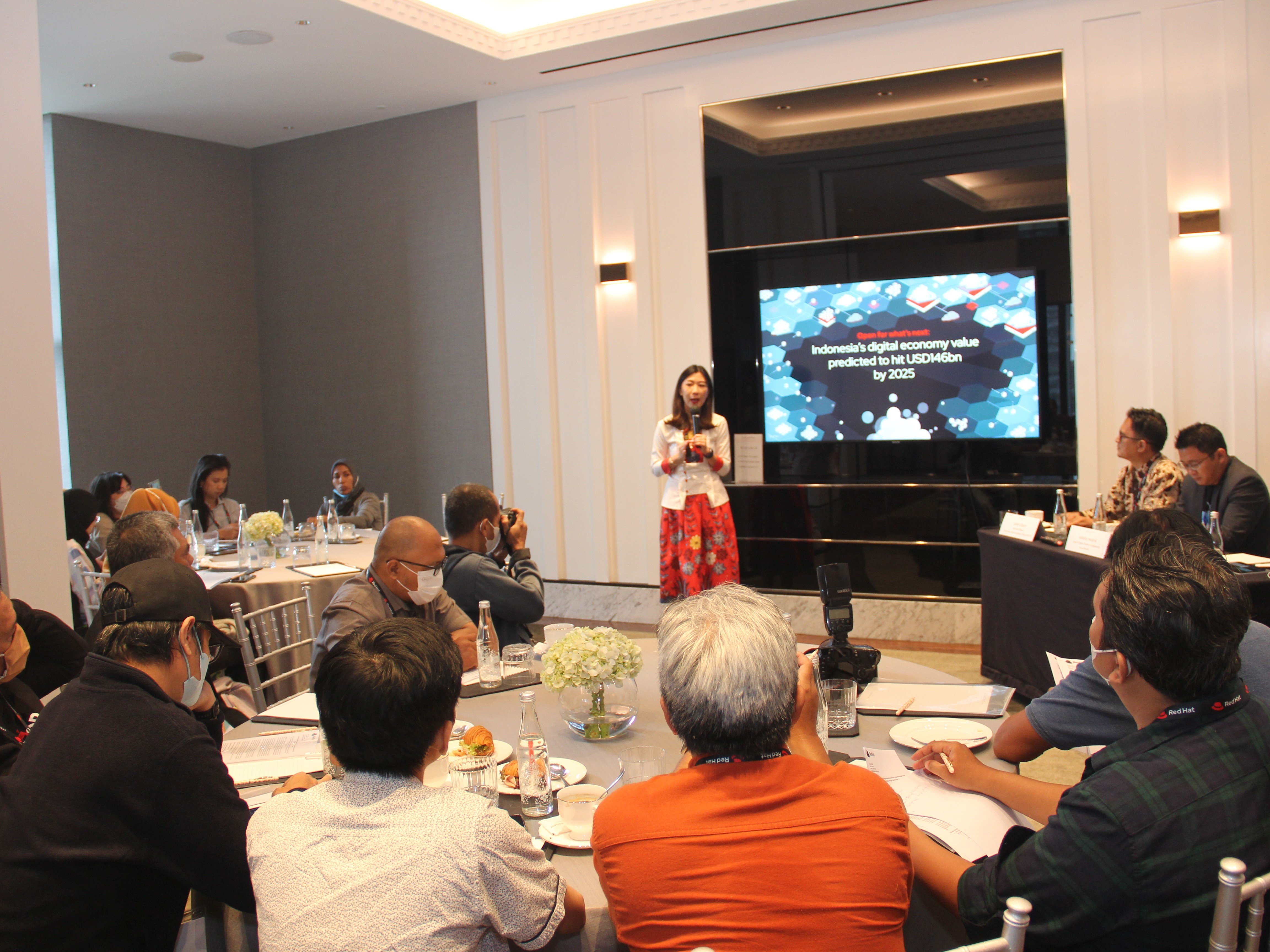 Mereka menunjukkan tool open source dan budaya mampu mengakselerasi proses bisnis, meningkatkan produktivitas, menstimulasi inovasi.