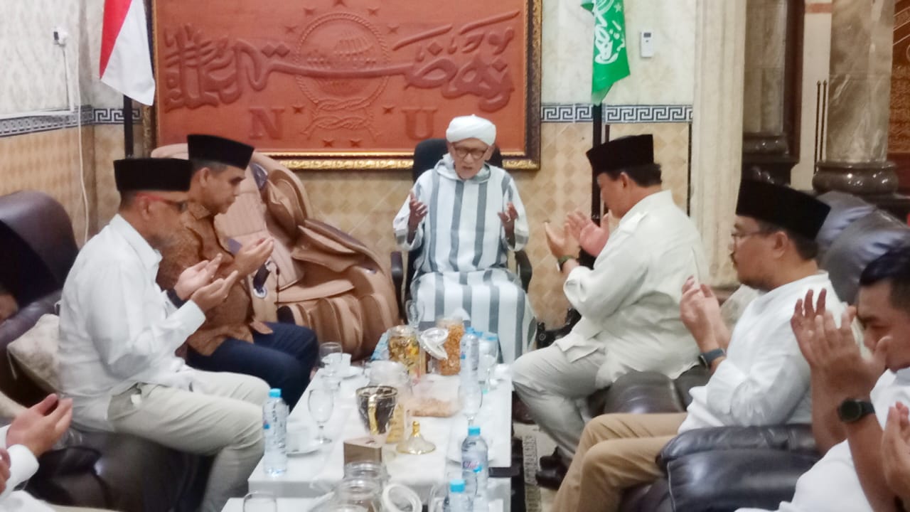 Prabowo saat mengunjungi KH Miaftachul Akhyar di Jalan Kedung Tarukan, Surabaya.