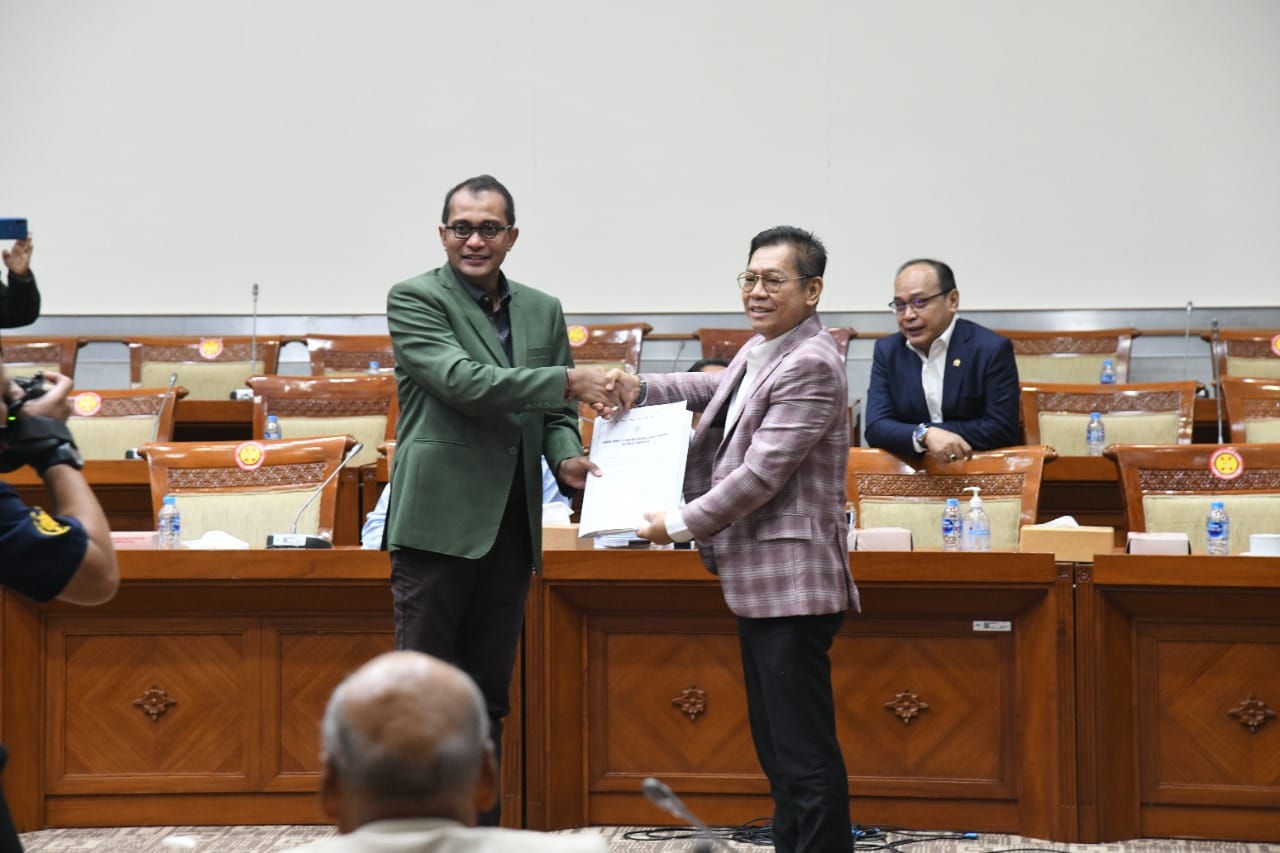 Wakil Menteri Hukum dan Hak Asasi Manusia Edward Omar Sharif Hiariej saat menyerahkan draf penyempurnaan RKUHP.
