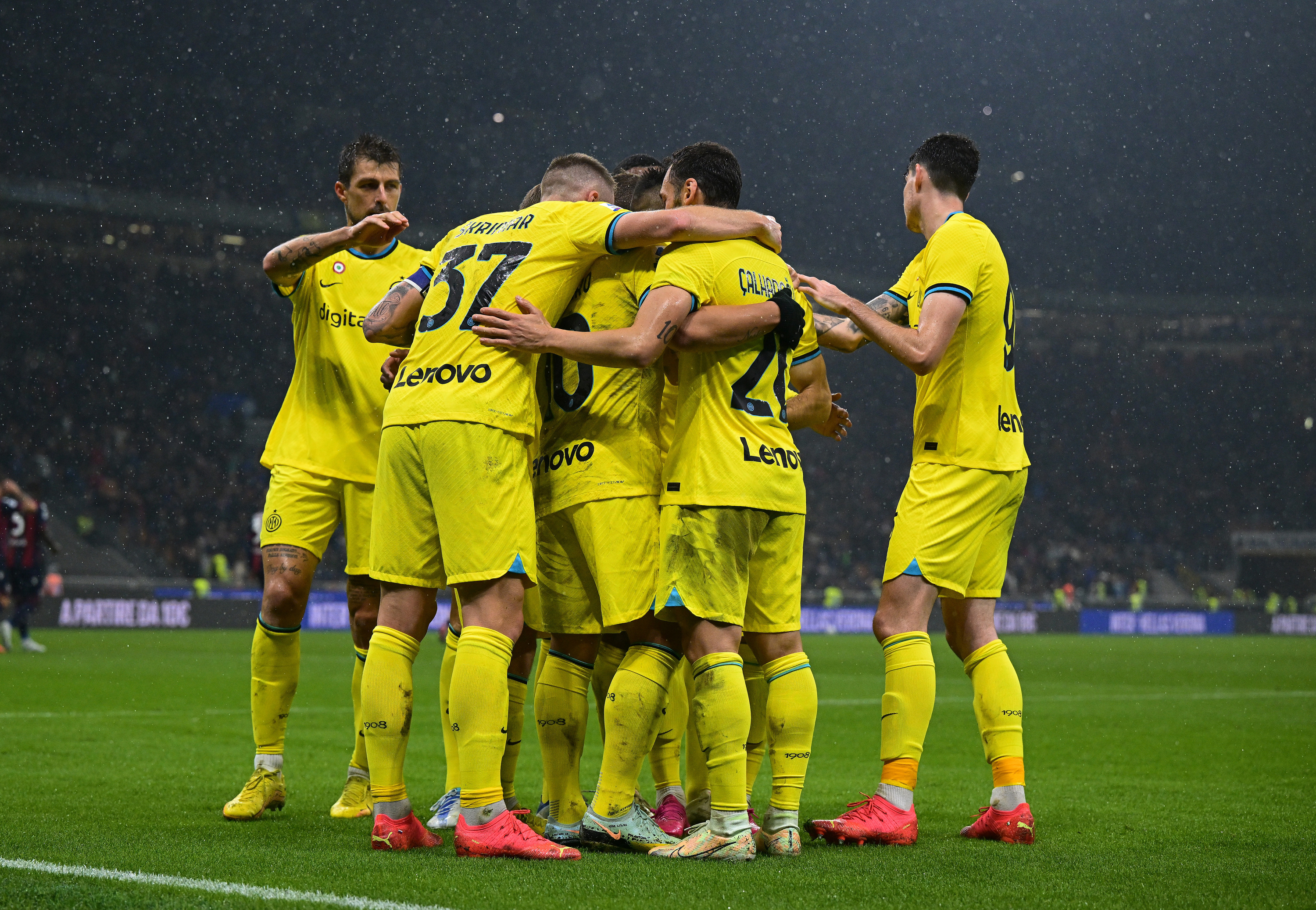 Para pemain Inter Milan melakukan selebrasi usai mencetak gol ke gawang Bologna di laga Serie A.