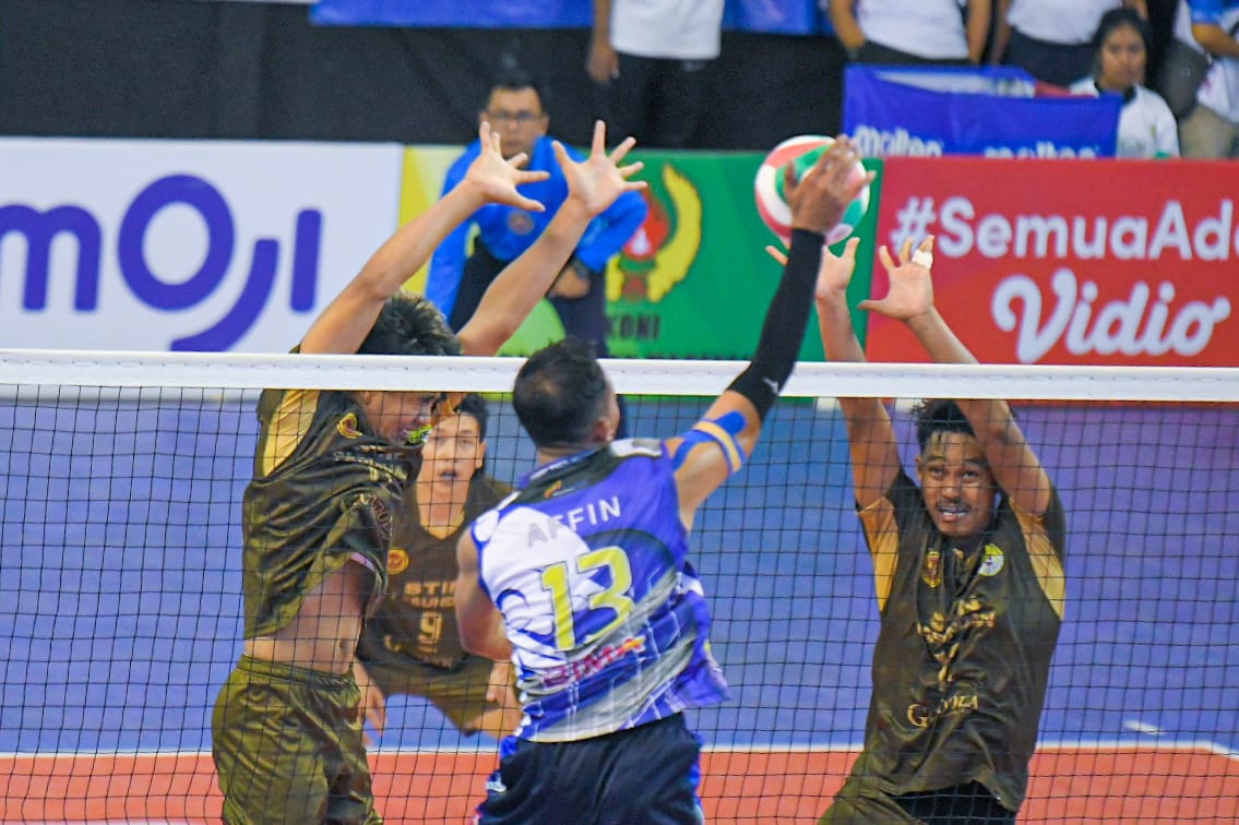 Pemain STIN Pasundan memblok smas dari pemain Berlian Bank Jateng di final four Liga Bola Voli Indonesia (Livoli) Divisi Utama 2022, Jumat (