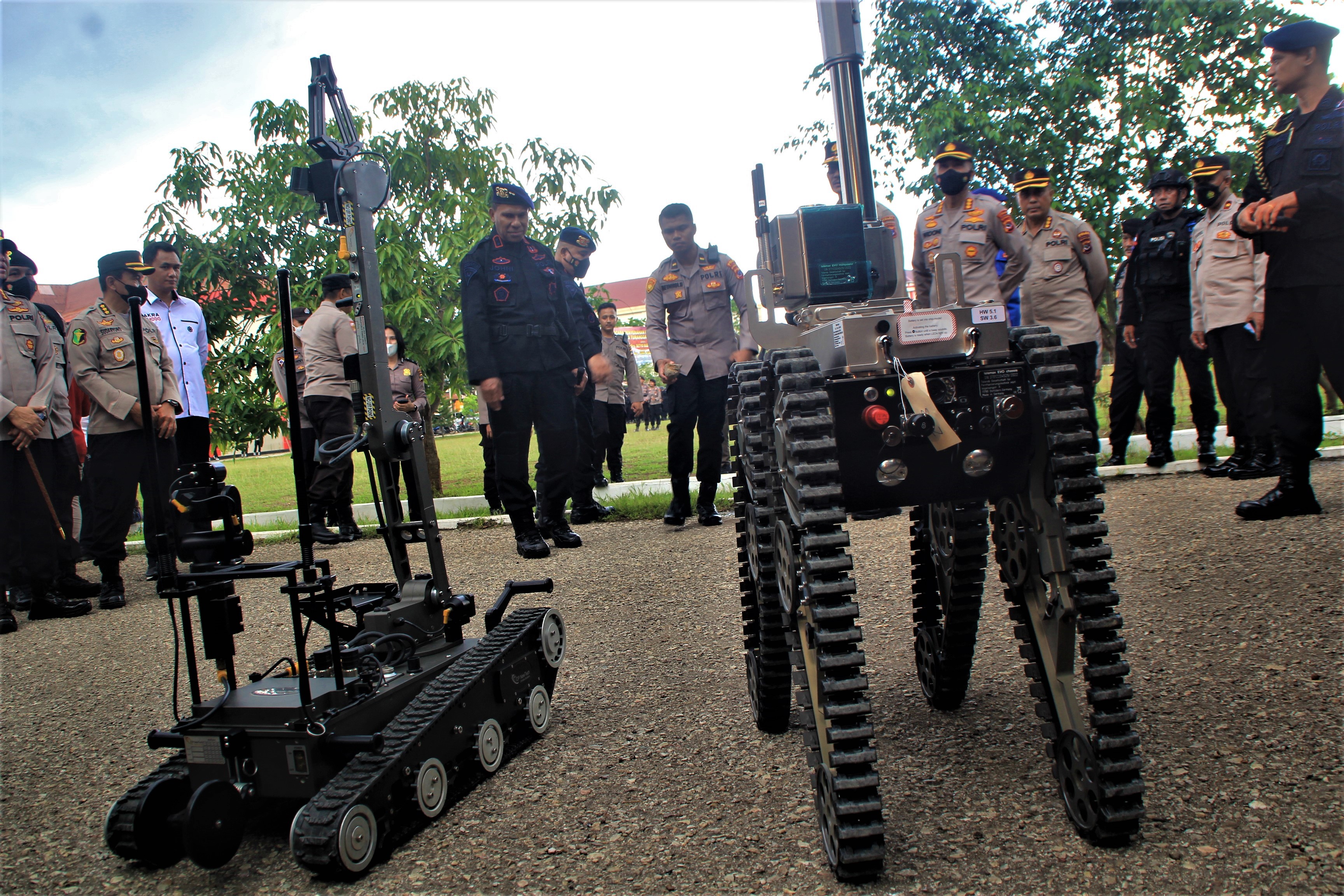 Kapolda NTT Irjen Johni Asadoma memimpin Apel Kesiapsiagaan Pengamanan KTT G20 di Kupang, Kamis (10/11).