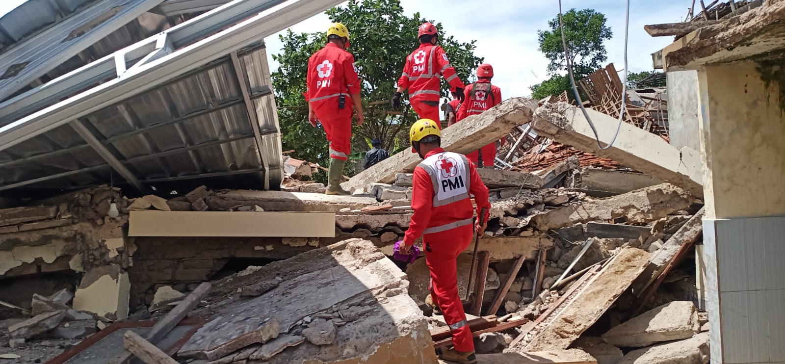 Petugas PMI membantu evakuasi korban Gempa di Cianjur, Jabar