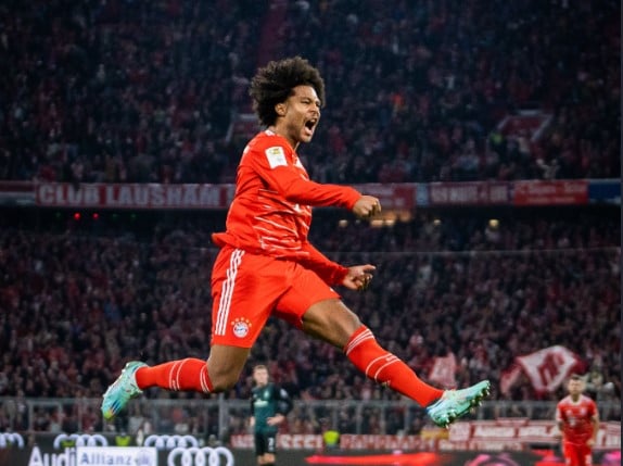 Pemain Bayern Muenchen Serge Gnabry melakukan selebrasi usai mencetak gol ke gawang Werder Bremen di laga Bundesliga.