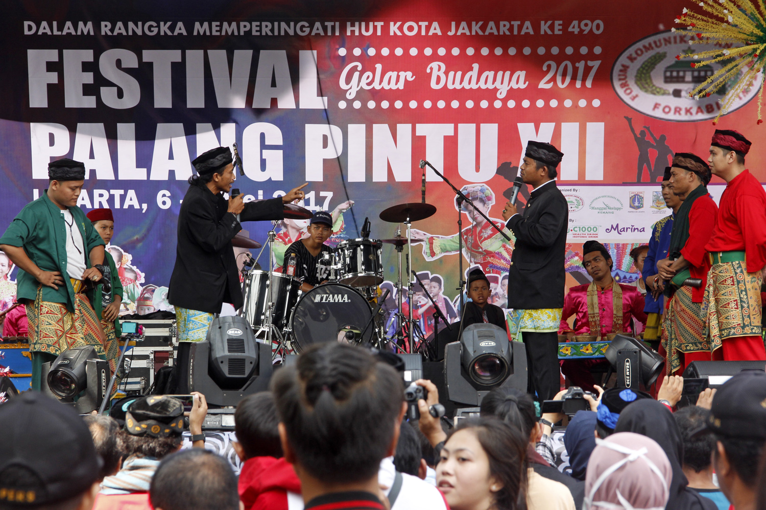 Ilustrasi: Iring-iringan penganten saling berbalas pantun