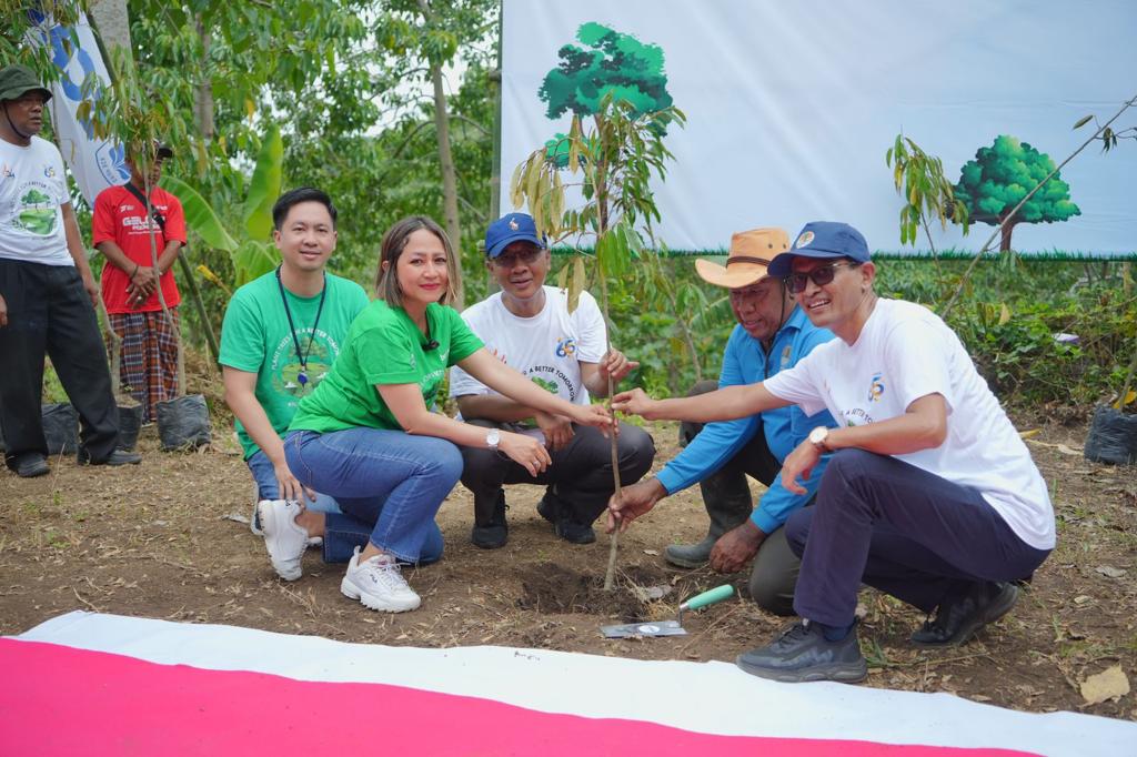 Executive Vice President Corporate Communication & Social Responsibility BCA Hera F Haryn mengawali penanaman 1000 pohon, Selasa (29/11).