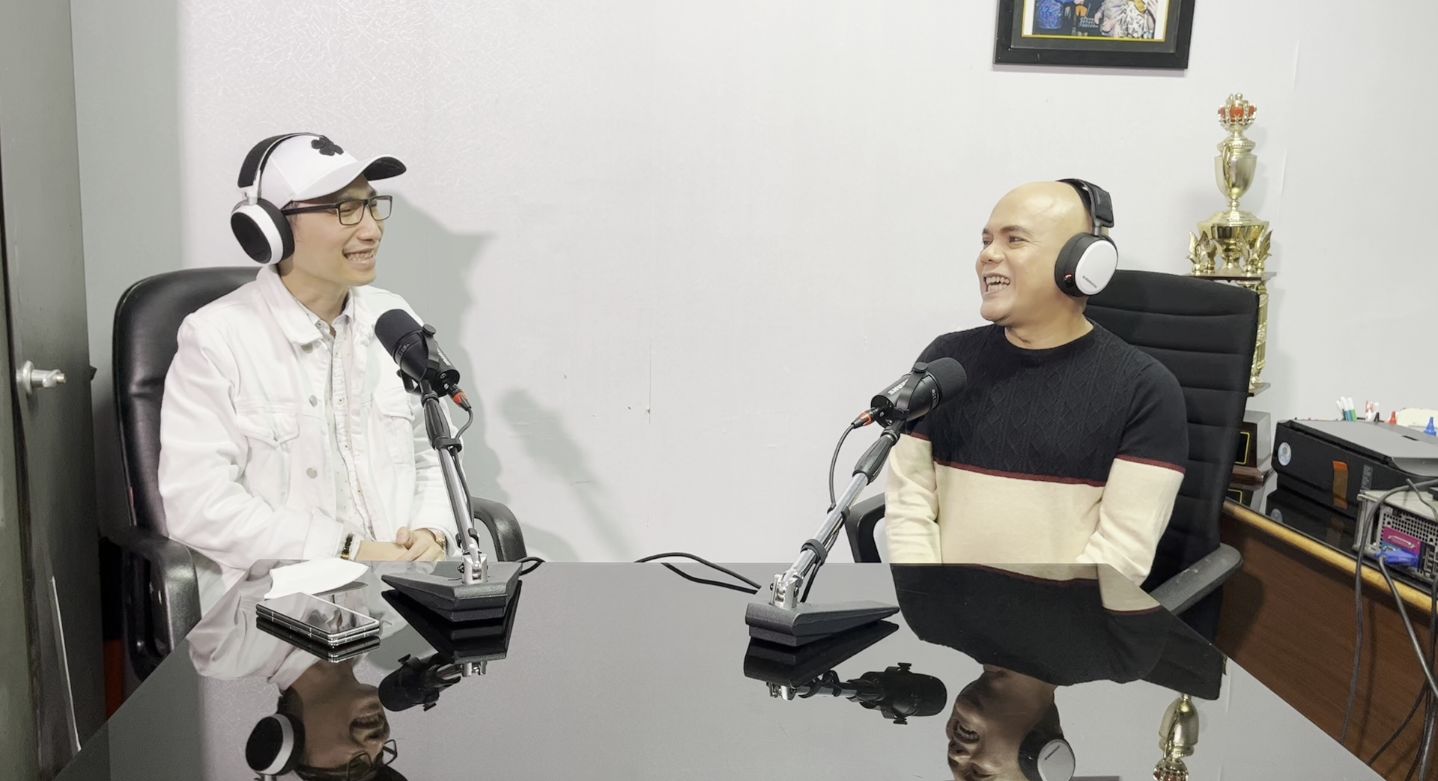 Coach Rheo bersama aktor Ozzy Sahputra dalam wawancara untuk konten media sosial.  