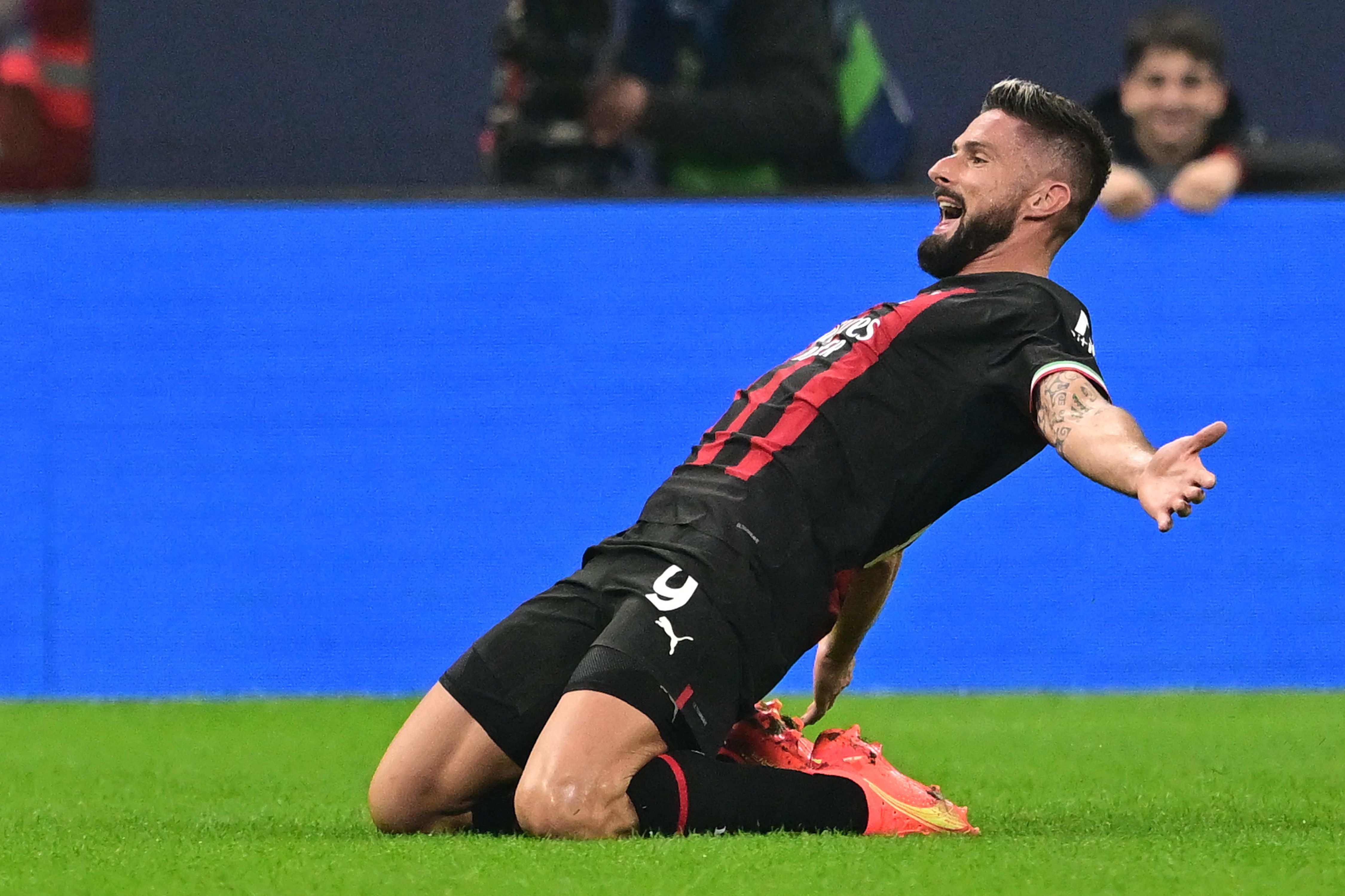 Penyerang AC Milan Olivier Giroud melakukan selebrasi usai mencetak gol ke gawang Slazburg di laga Liga Champions.