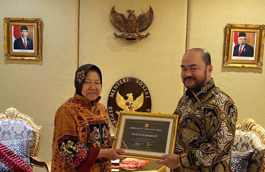 Menteri Sosial Tri Rismaharini (kiri).