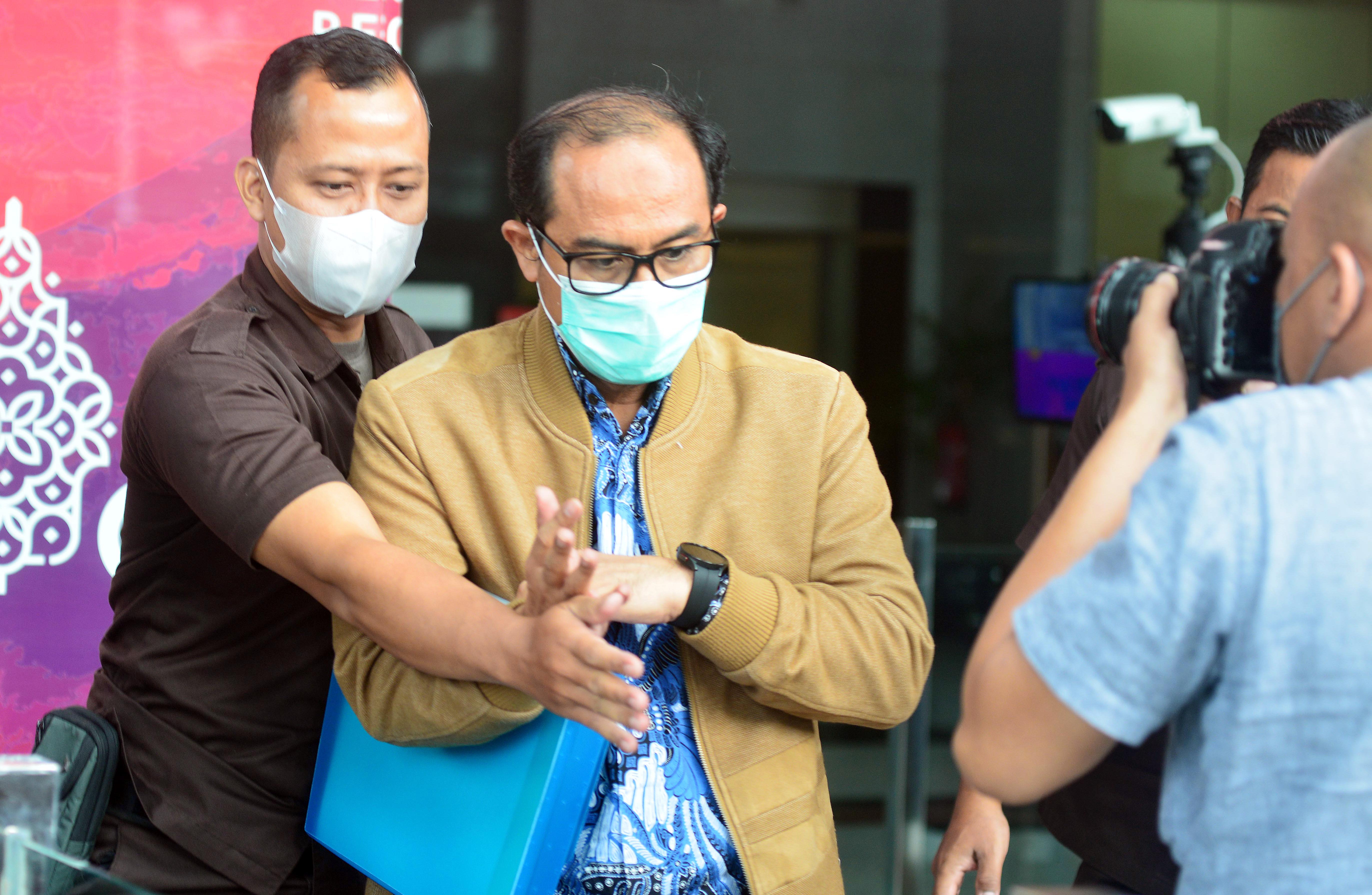 Hakim MA Gazalba Saleh berjalan seusai menjalani pemeriksaan di gedung KPK.