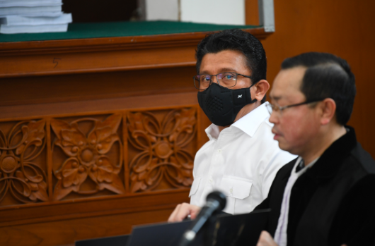 Terdakwa kasus pembunuhan Brigadir Yosua Hutabarat, Ferdy Sambo (kiri) mengikuti sidang lanjutan di PN Jakarta Selatan, Jakarta.