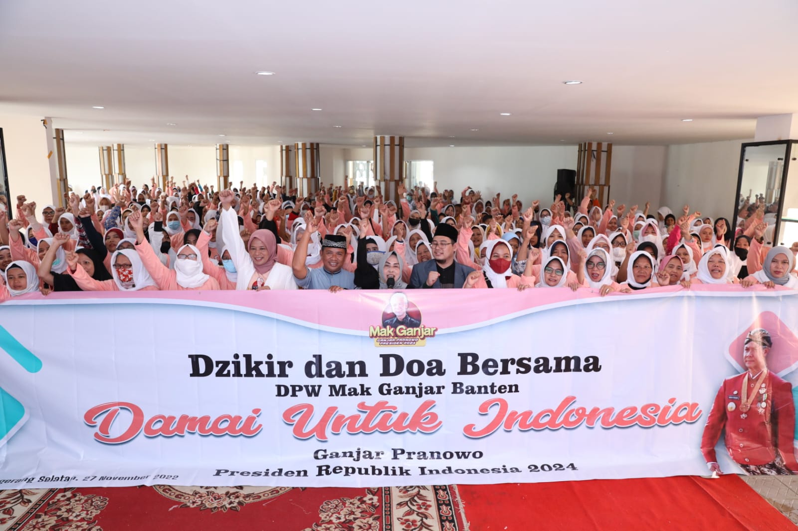  Relawan tergabung dalam Mak Ganjar wilayah Banten menggelar zikir dan doa bersama untuk bangsa Indonesia menjadi lebih baik, Minggu (27/11/