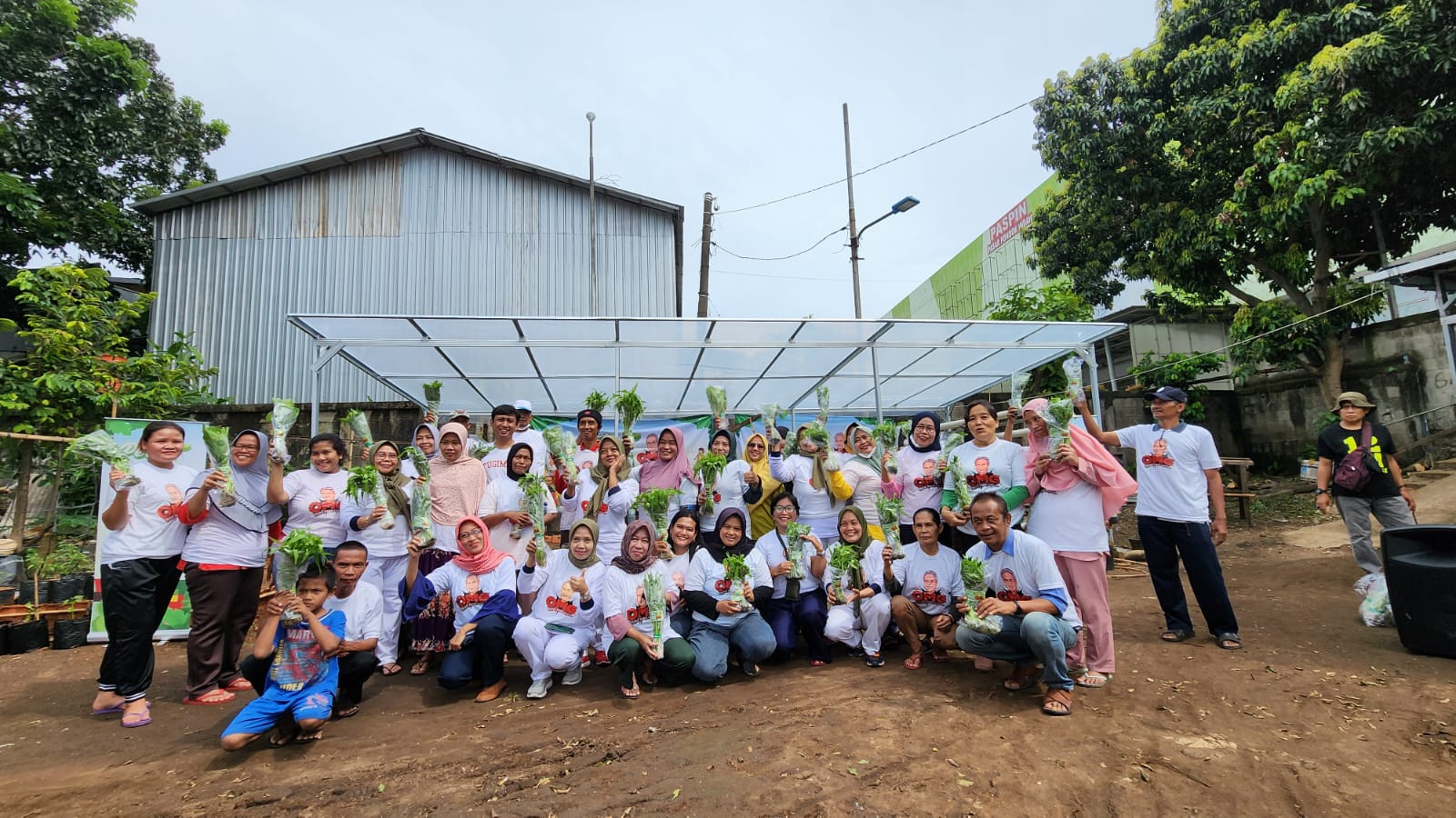 Green house di Pondok Pinang, Jakarta Selatan roboh tertiup hujan dan angin kencang pada awal November lalu diperbaiki Relawan Orang Muda Ga