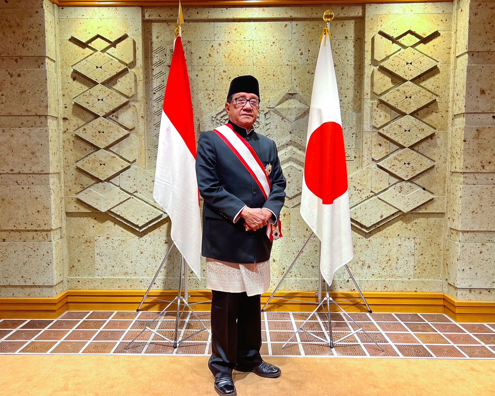 Akbar Tandjung saat menerima tanda jasa Grand Cordon of the Order of the Rising Sun dari Pemerintah Jepang