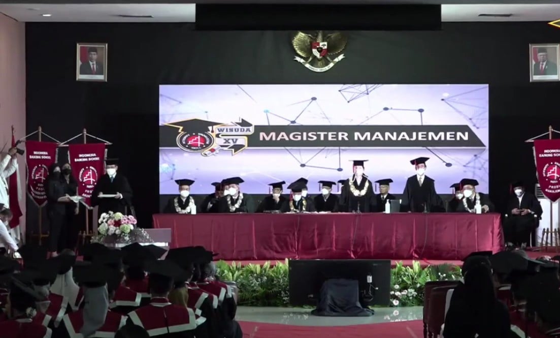 Sekolah Tinggi Ilmu Ekonomi Indonesia Banking School (STIE - IBS) Jakarta menggelar wisuda secara offline di Jakarta.