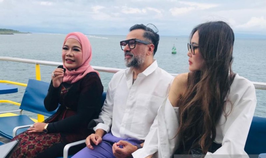 Aktor Jeremy Thomas (tengah)