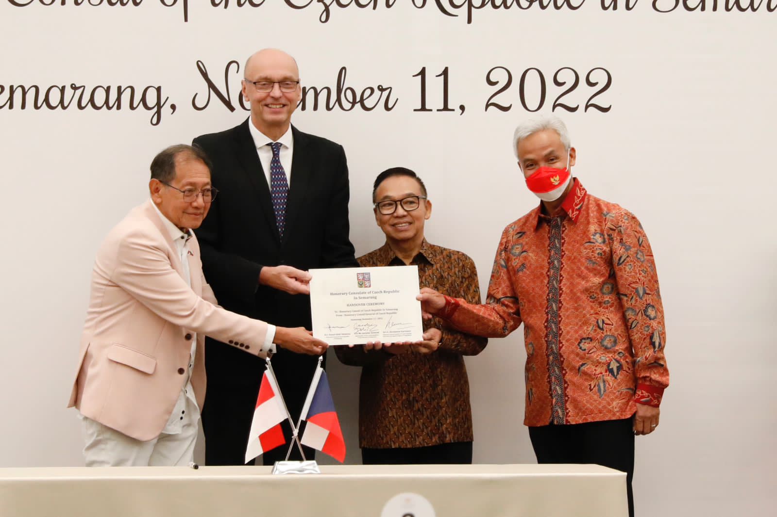 Gubernur Jawa Tengah Ganjar Pranowo (maskeran), mengesahkan kepemimpinan Konsulat Kehormatan Republik Ceko Wilayah Jawa Tengah