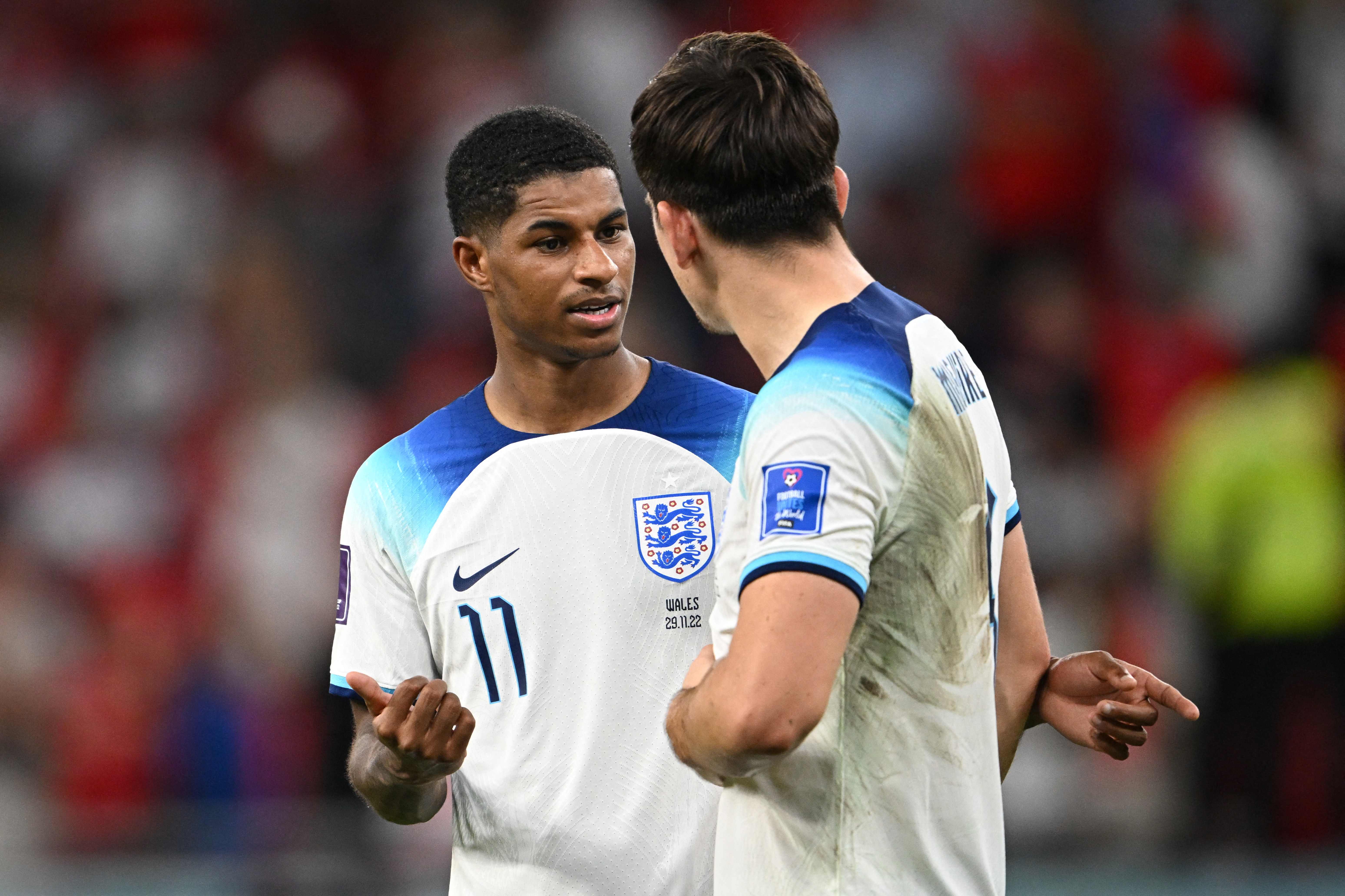 Penyerang timnas Inggris Marcus Rashford (kiri) berbincang dengan bek Harry Maguire.