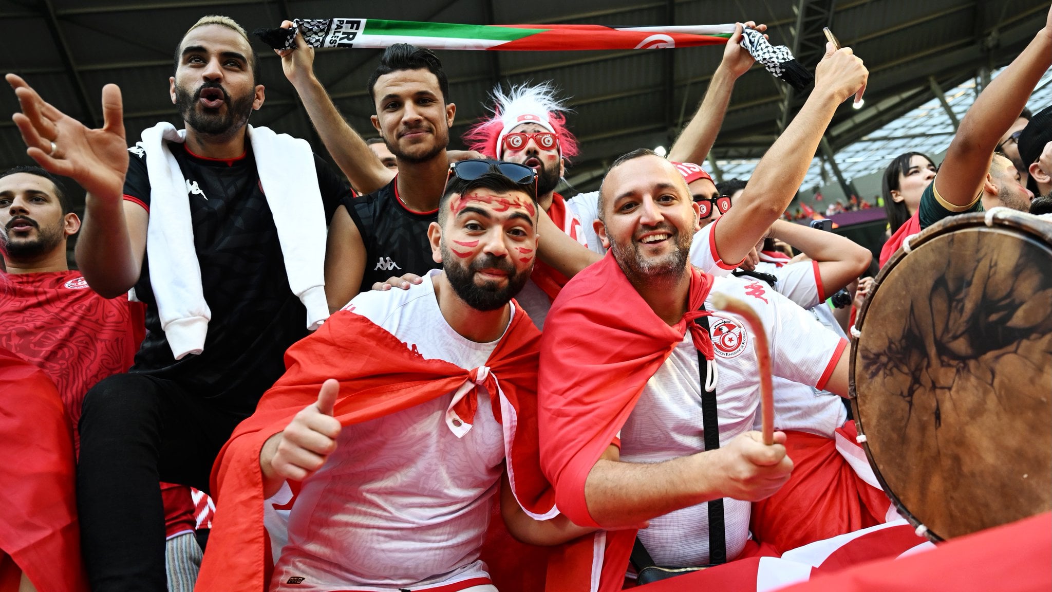 Suporter Tunisia menghadiri laga Denmark lawan Tunisia