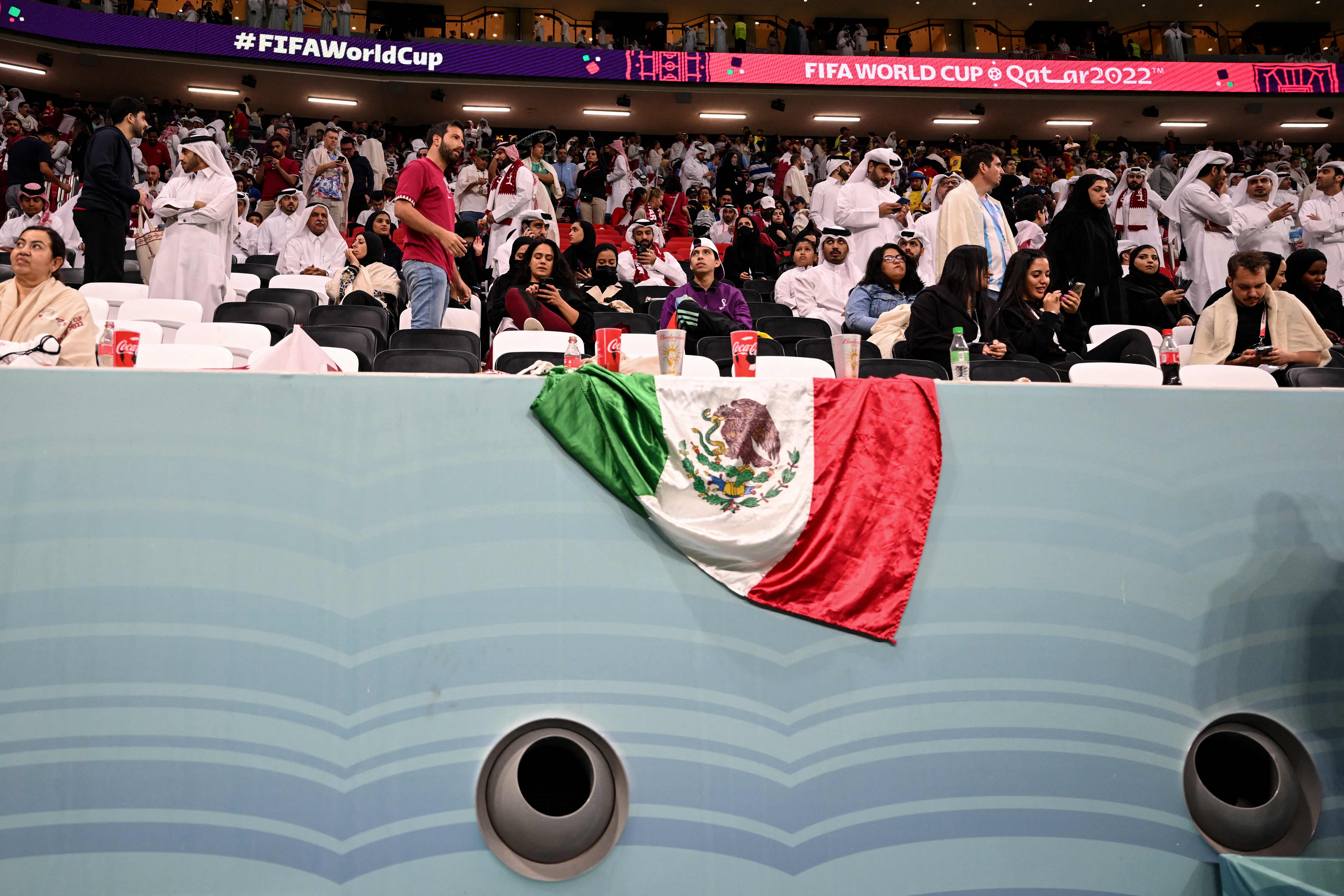 Dua lubang yang mengalirkan udara dingin di Stadion Al-Bayt, Al-Khor, utara Doha, Qatar, yang membuat suhu di sekitarnya menjadi sejuk.