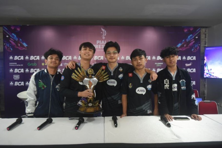 Tim Evos Divine memamerkan trofi usai menjadi juara Free Fire di ajang Piala Presiden Esports 2022