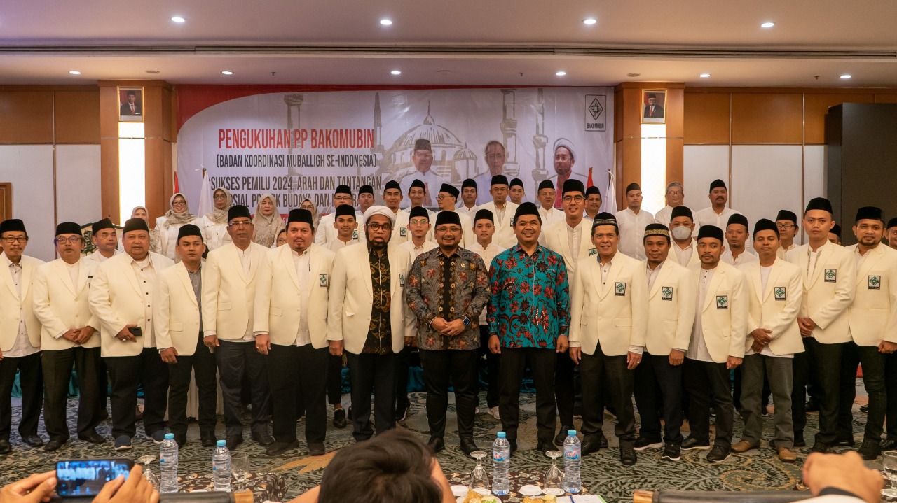 Menteri Agama Yaqut Cholil Qoumas berfoto bersama seusai melantik pengurus Badan Koordinasi Mubaligh Se Indonesia 2022-2027, Selasa (22/11/2