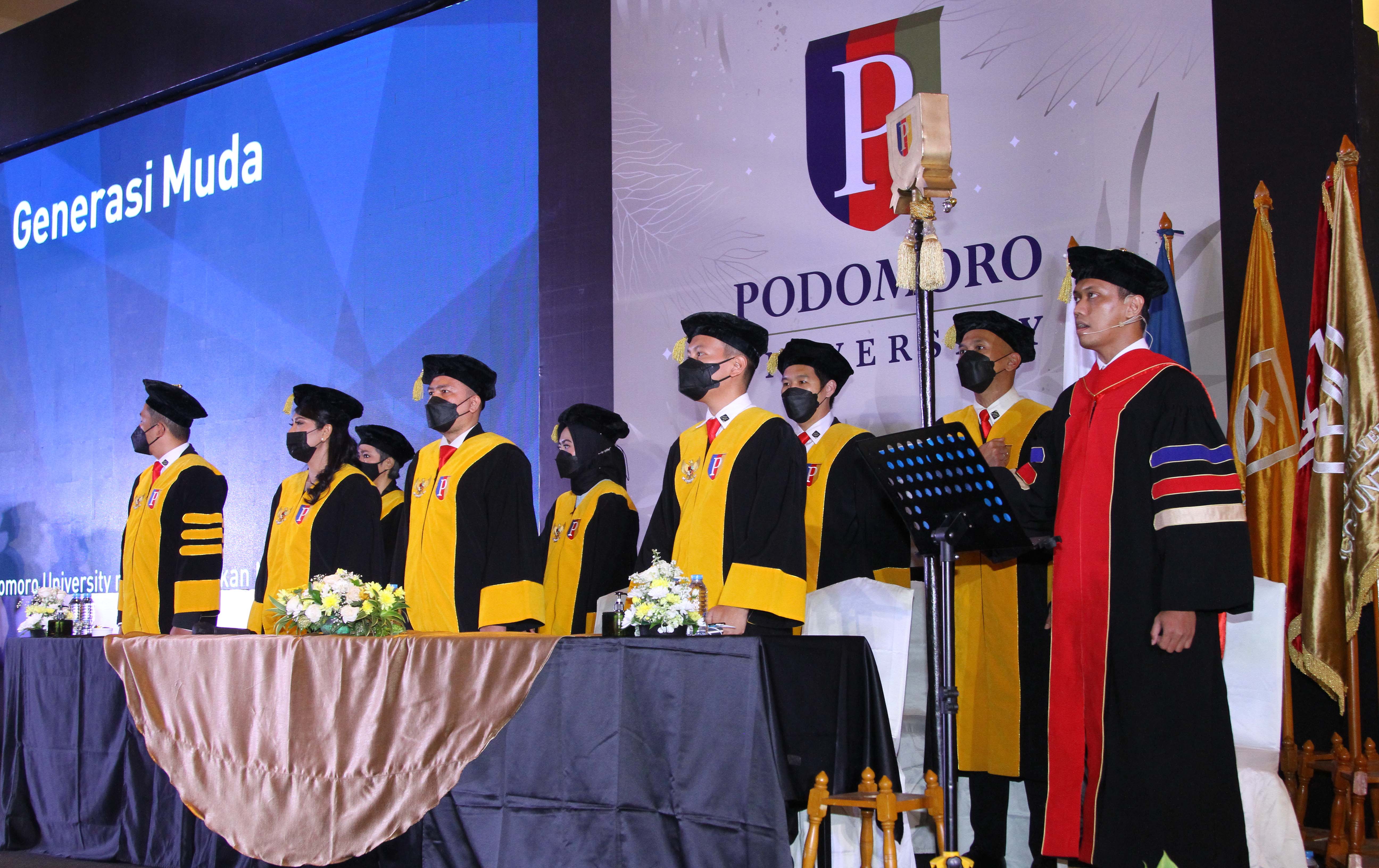 Wisuda lulusan Podomoro University, Sabtu (5/11)