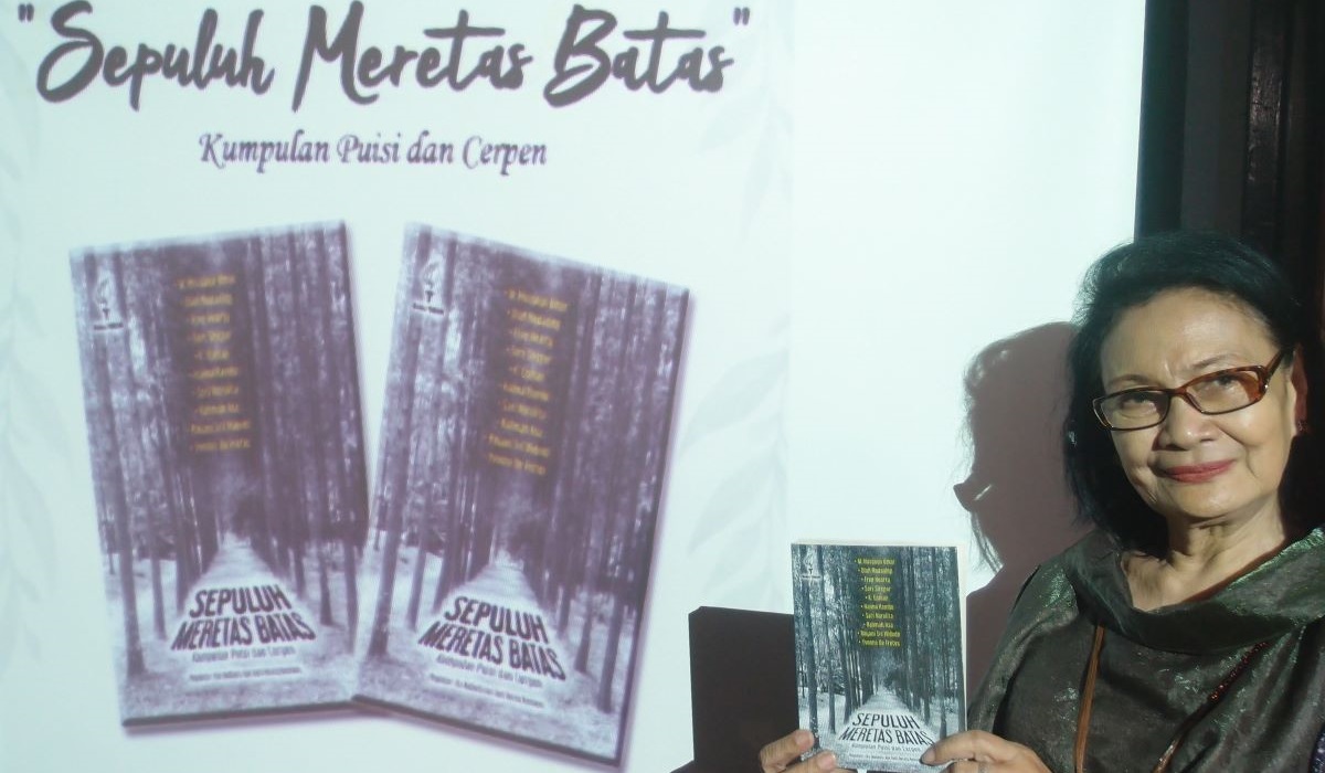Penulis Yvonne de Fretes salah satu penulis dalam buku kumpulan puisi dan cerpen berjudul Sepuluh Meretas Batas.