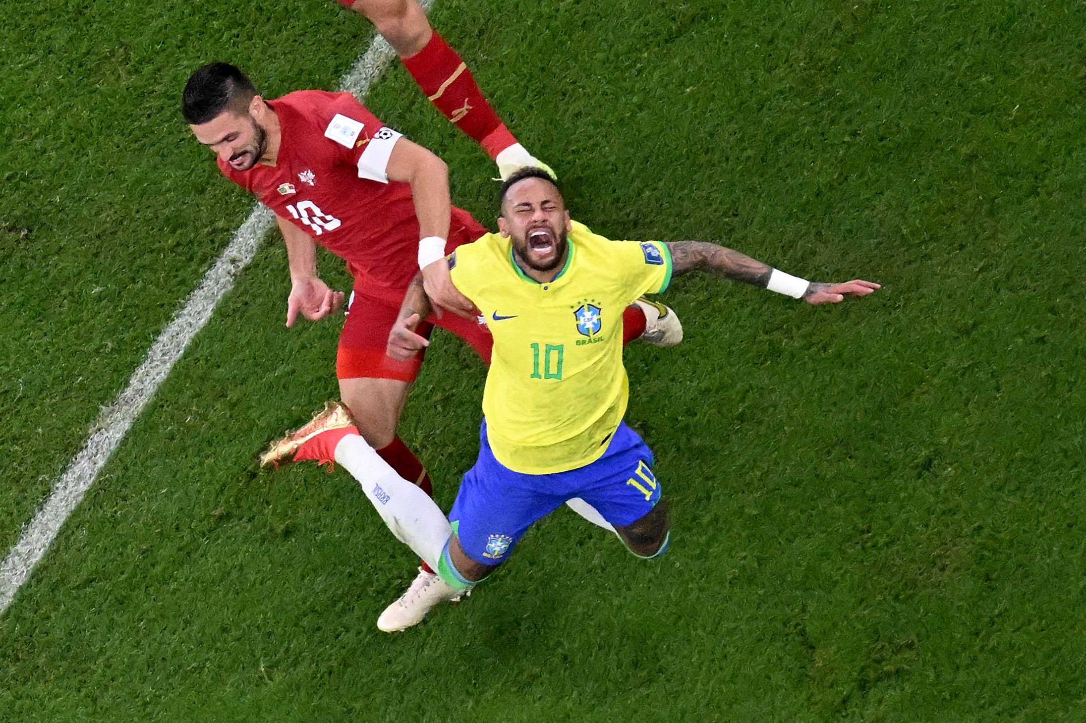 Bintang timnas Brasil Neymar dilanggar pemain Serbia di laga Piala Dunia 2022.